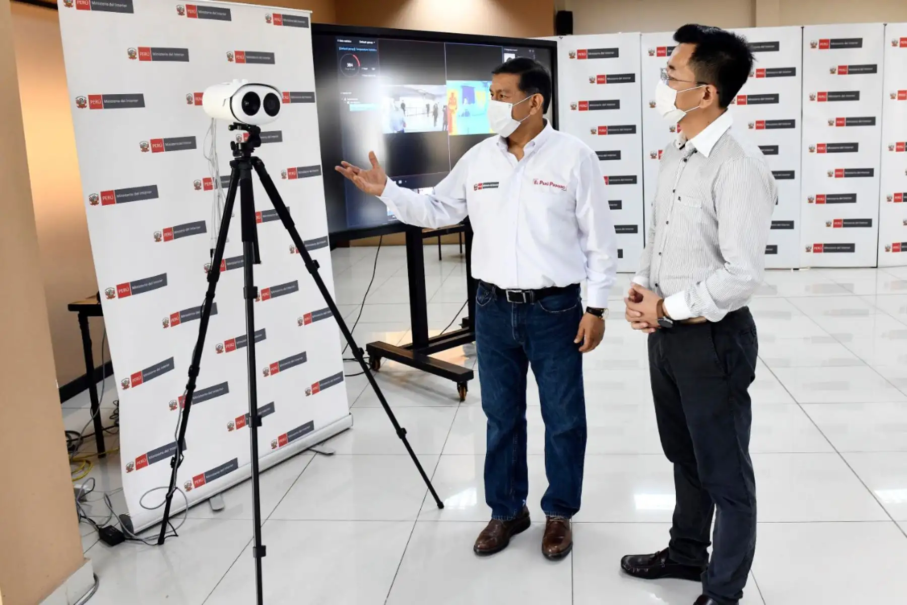 Ministro del Interior Carlos Morán, recibe de empresa Huawei, la donación de sistema de detección de calor y plataforma para teleconferencias, a fin de dotar con alta tecnología a PNP en sus labores de control contra el COVID19.Foto:ANDINA/Mininter