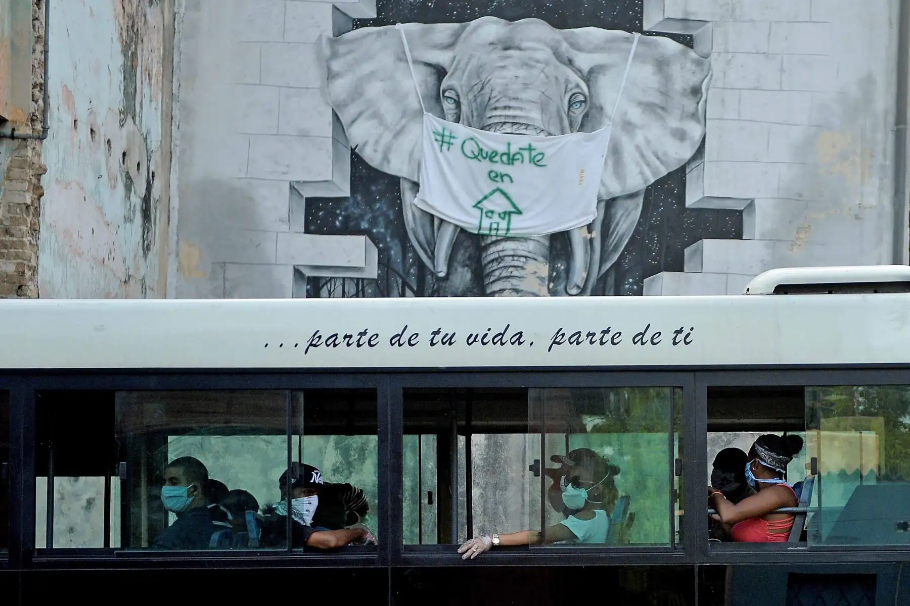 Pasajeros usan máscaras faciales a bordo de un autobús en La Habana, el 11 de abril de 2020. La isla comunista de un solo partido está teniendo dificultades para obtener suministros médicos. Foto: AFP