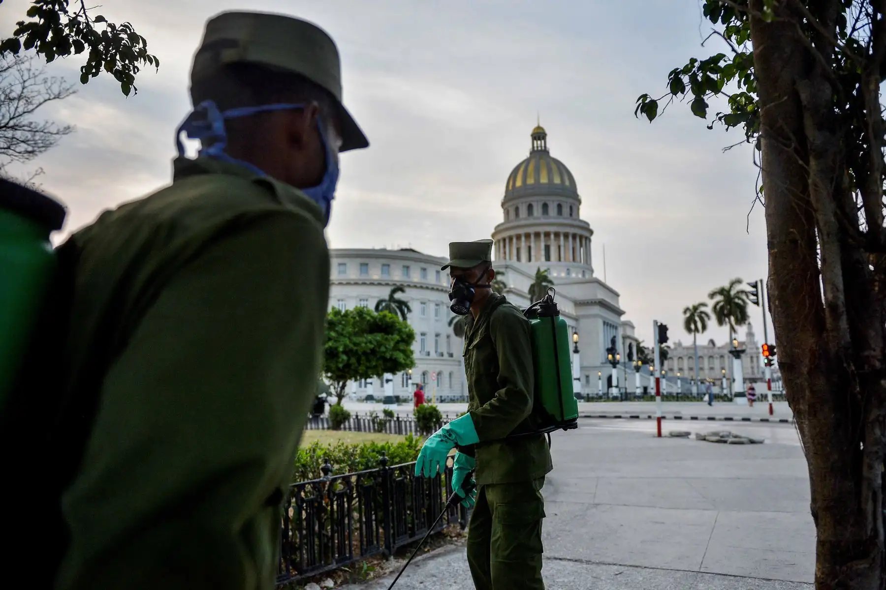 Miembros de las Fuerzas Armadas de Cuba desinfectan una plaza en La Habana. La isla comunista de un solo partido está teniendo dificultades para obtener suministros médicos. Foto: AFP