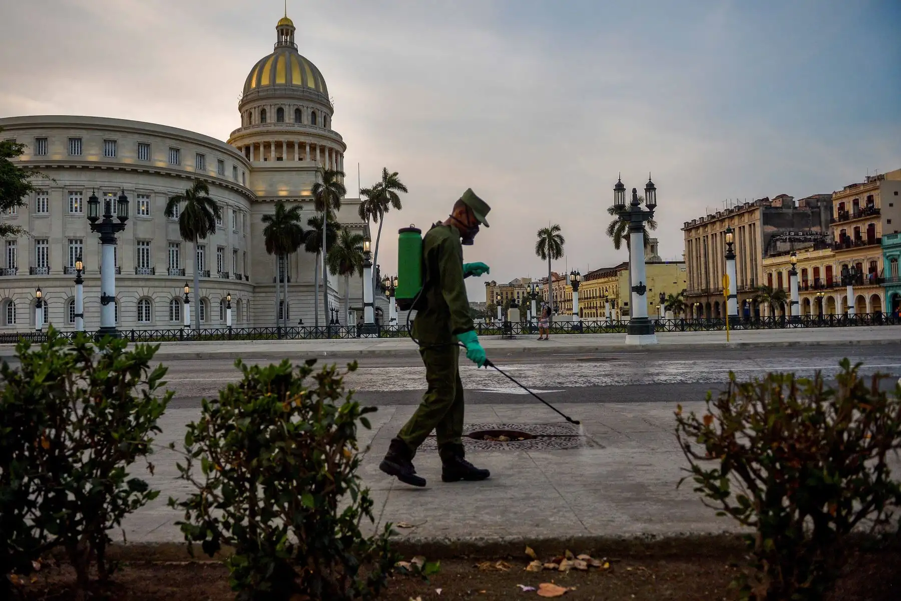 Miembros de las Fuerzas Armadas de Cuba desinfectan una plaza en La Habana. La isla comunista de un solo partido está teniendo dificultades para obtener suministros médicos. Foto: AFP