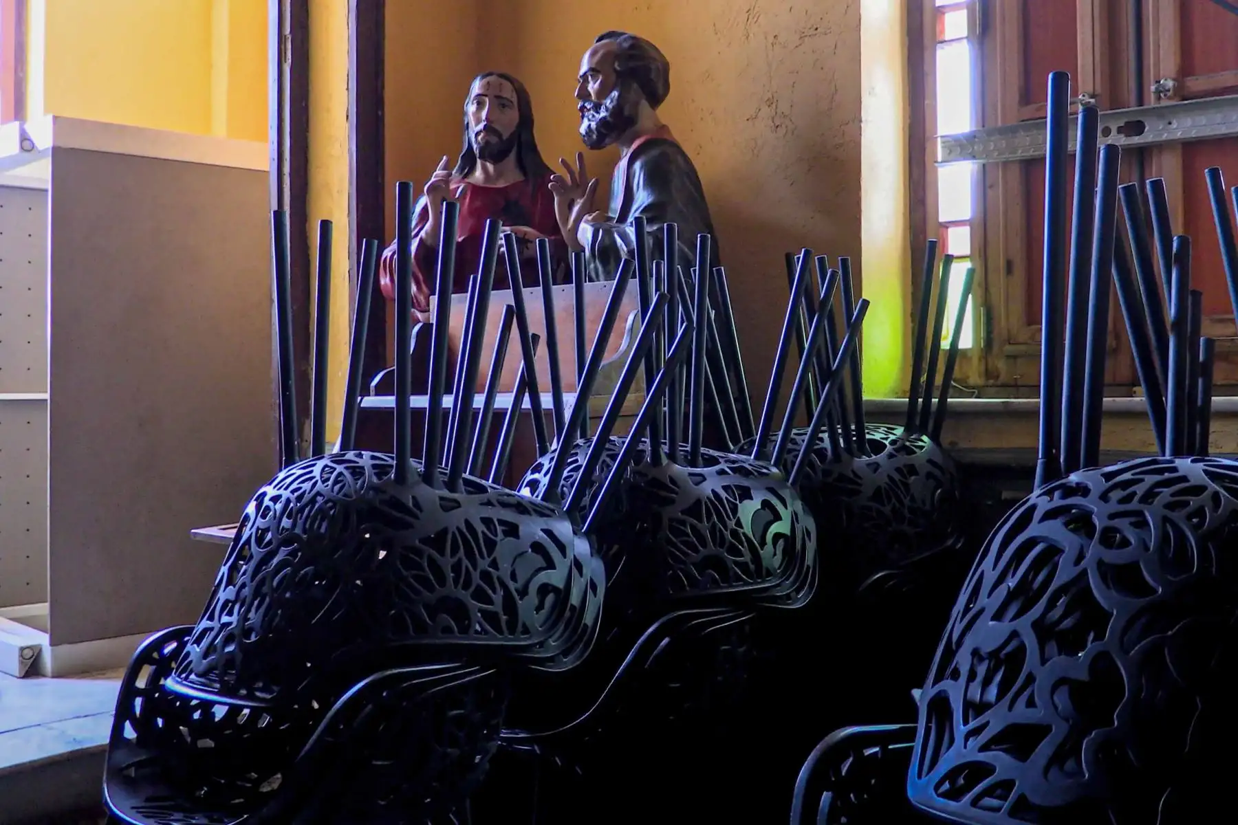 Las sillas continúan colocadas de cabeza en el cerrado restaurante La Guarida en La Habana, Cuba. La isla comunista de un solo partido está teniendo dificultades para obtener suministros médicos. Foto: AFP