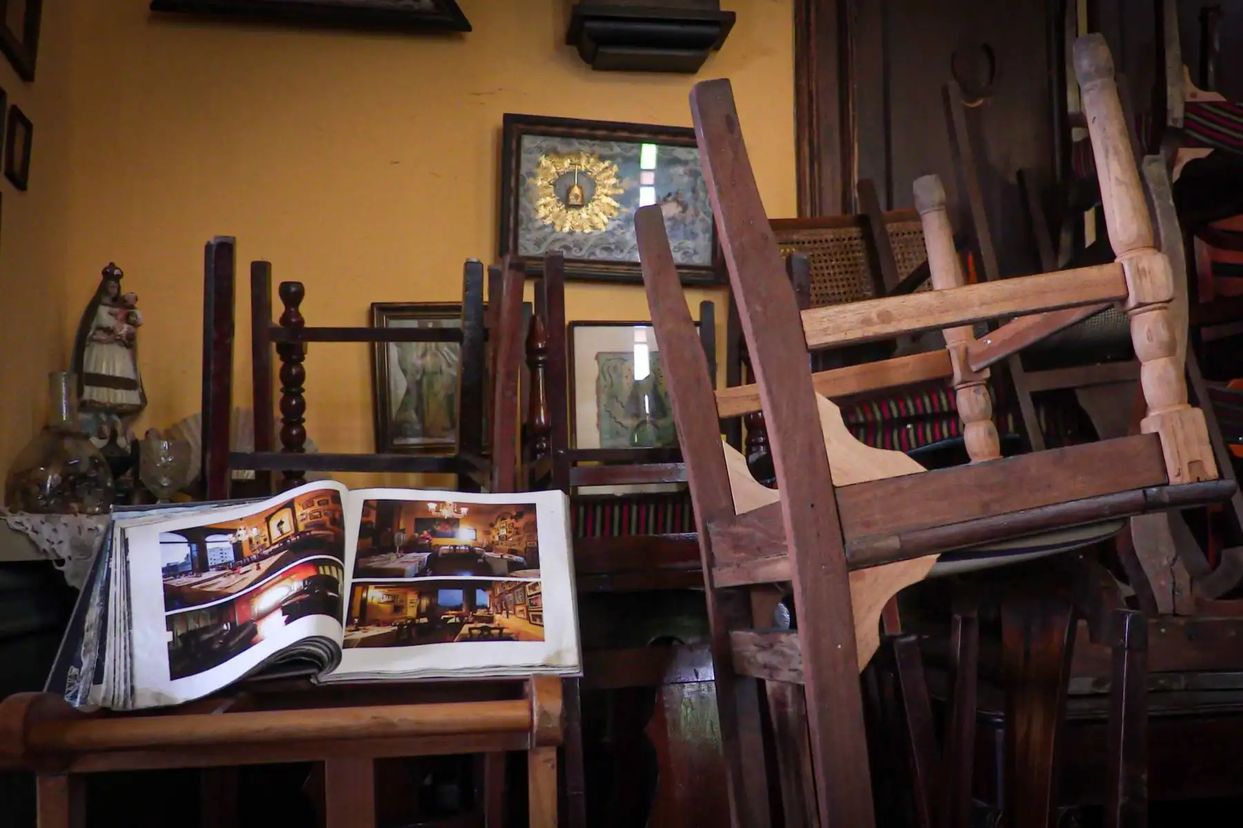 Las sillas continúan colocadas al revés en el cerrado restaurante La Guarida en La habana. La isla comunista de un solo partido está teniendo dificultades para obtener suministros médicos. Foto: AFP