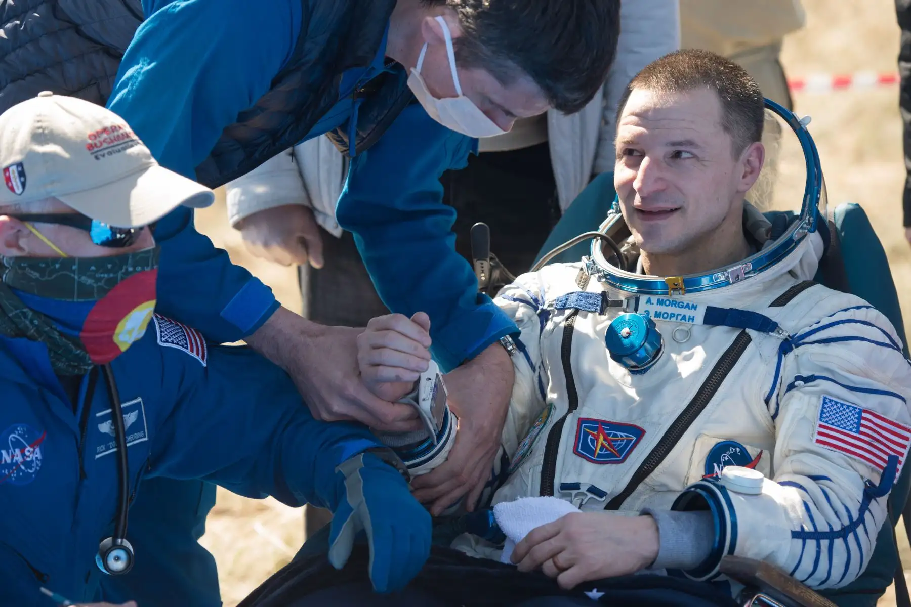 El astronauta de la NASA Andrew Morgan recibe asistencia poco después de aterrizar en un área remota a las afueras de la ciudad de Dzhezkazgan, Kazajstán. Dos astronautas de la NASA y un cosmonauta ruso hicieron un regreso seguro desde la Estación Espacial Internacional en plena pandemia de coronavirus. Foto: AFP/AGENCIA ESPACIAL RUSA ROSCOSMOS