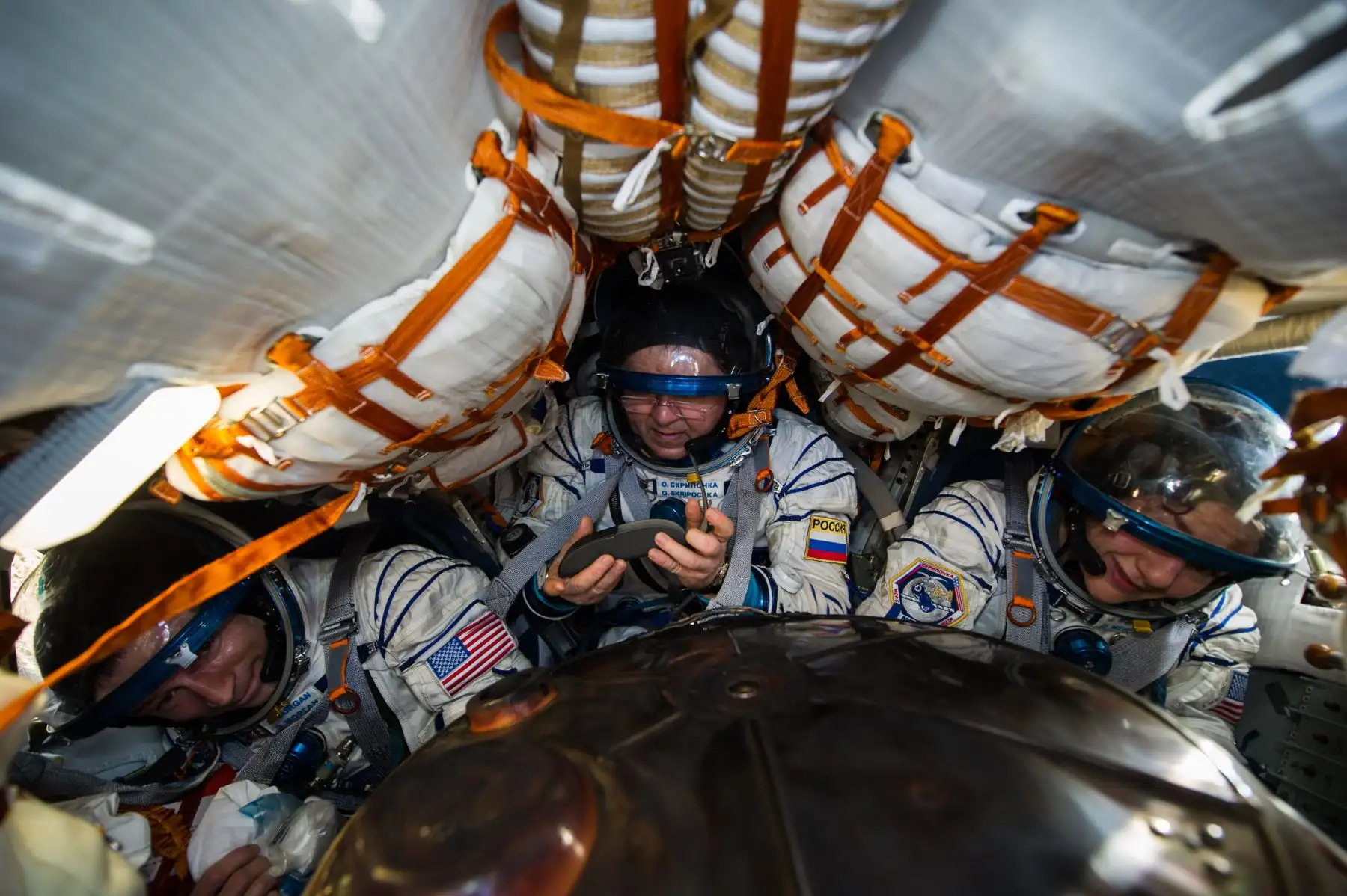 El cosmonauta ruso Oleg Skripochka (C) y los astronautas de la NASA Andrew Morgan (I) y Jessica Meir se ven dentro de la cápsula Soyuz MS-15 poco después de aterrizar en un área remota a las afueras de la ciudad de Dzhezkazgan, Kazajstán. Foto: AFP/AGENCIA ESPACIAL RUSA ROSCOSMOS