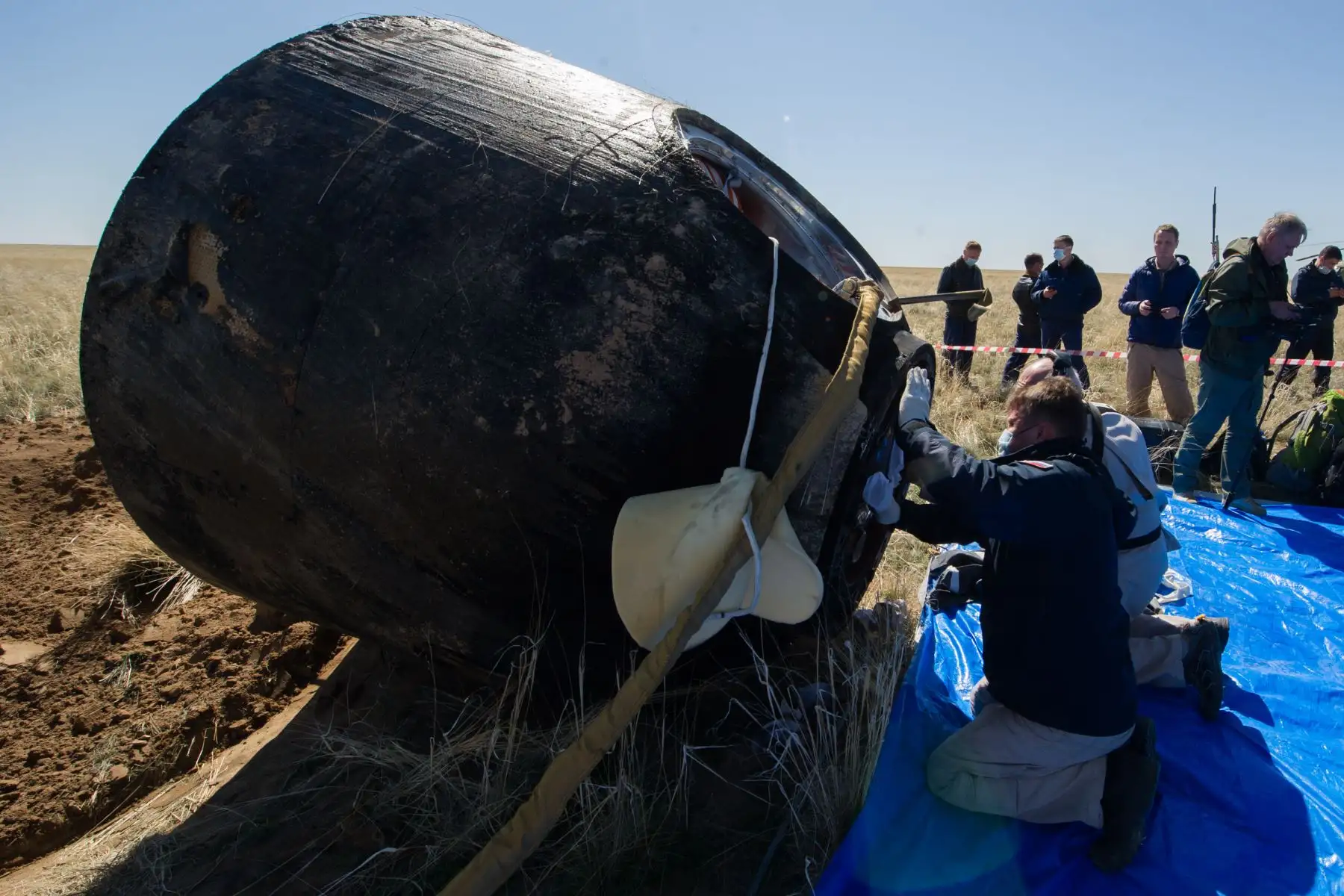 Un equipo de búsqueda y rescate trabaja en el sitio de aterrizaje de la cápsula Soyuz MS-15 que transporta a la tripulación de la Estación Espacial Internacional (EEI) del cosmonauta ruso Oleg Skripochka y los astronautas de la NASA Andrew Morgan y Jessica Meir, en un área remota a las afueras de la ciudad de Dzhezkazgan, Kazajstán. Foto: AFP