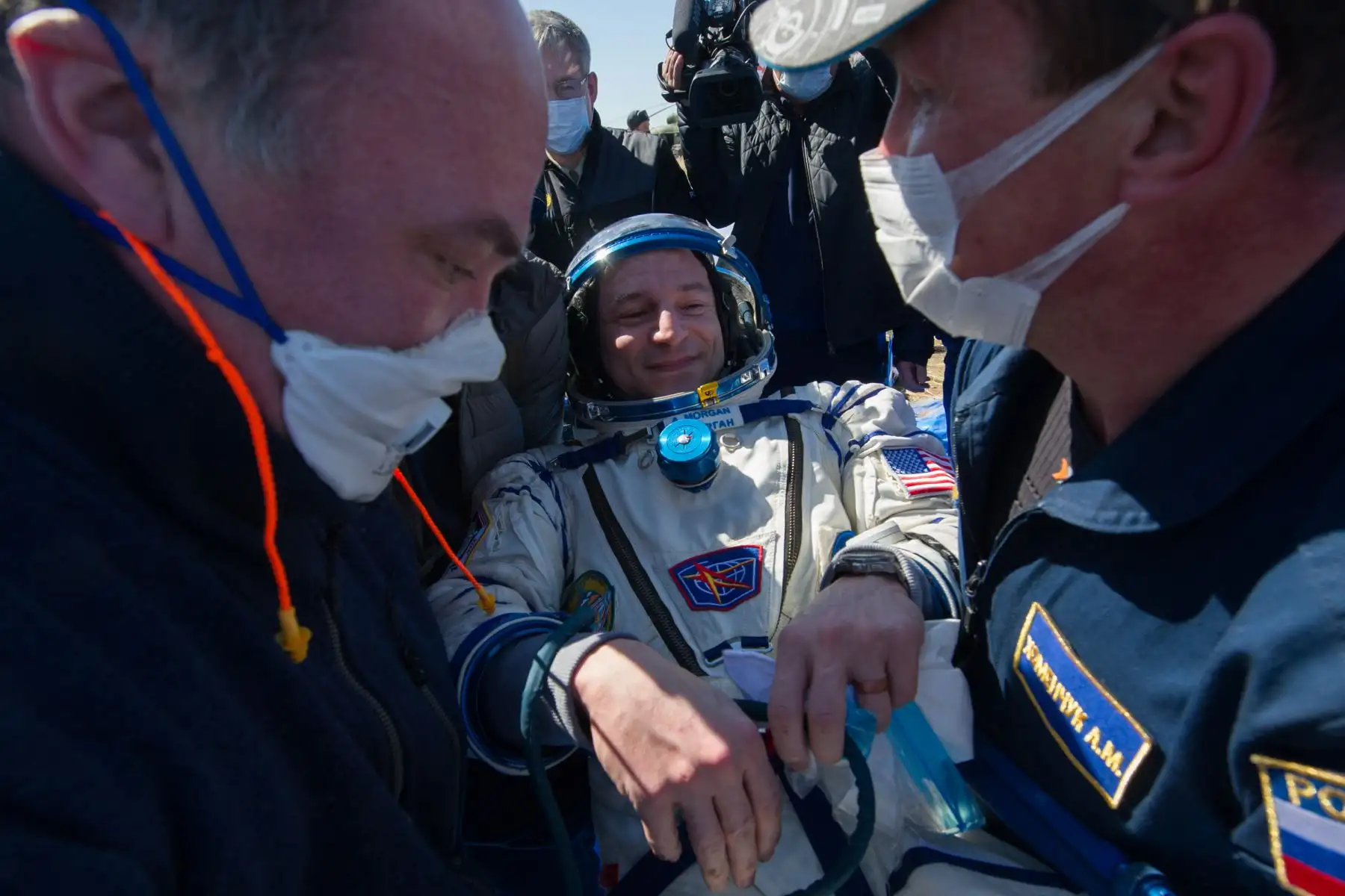 El personal de tierra lleva al astronauta de la NASA Andrew Morgan poco después de aterrizar en un área remota a las afueras de la ciudad de Dzhezkazgan, Kazajstán. Foto: AFP