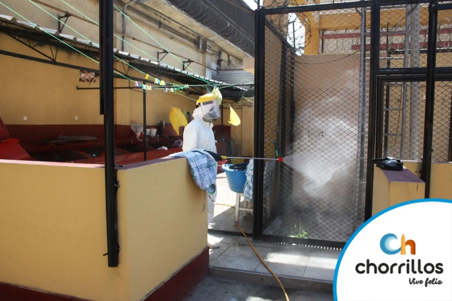 Personal de la Municipalidad de Chorrillos desinfectó los pasillos por donde transitan las internas del Penal Santa Mónica. Foto: ANDINA/Municipalidad de Chorrillos