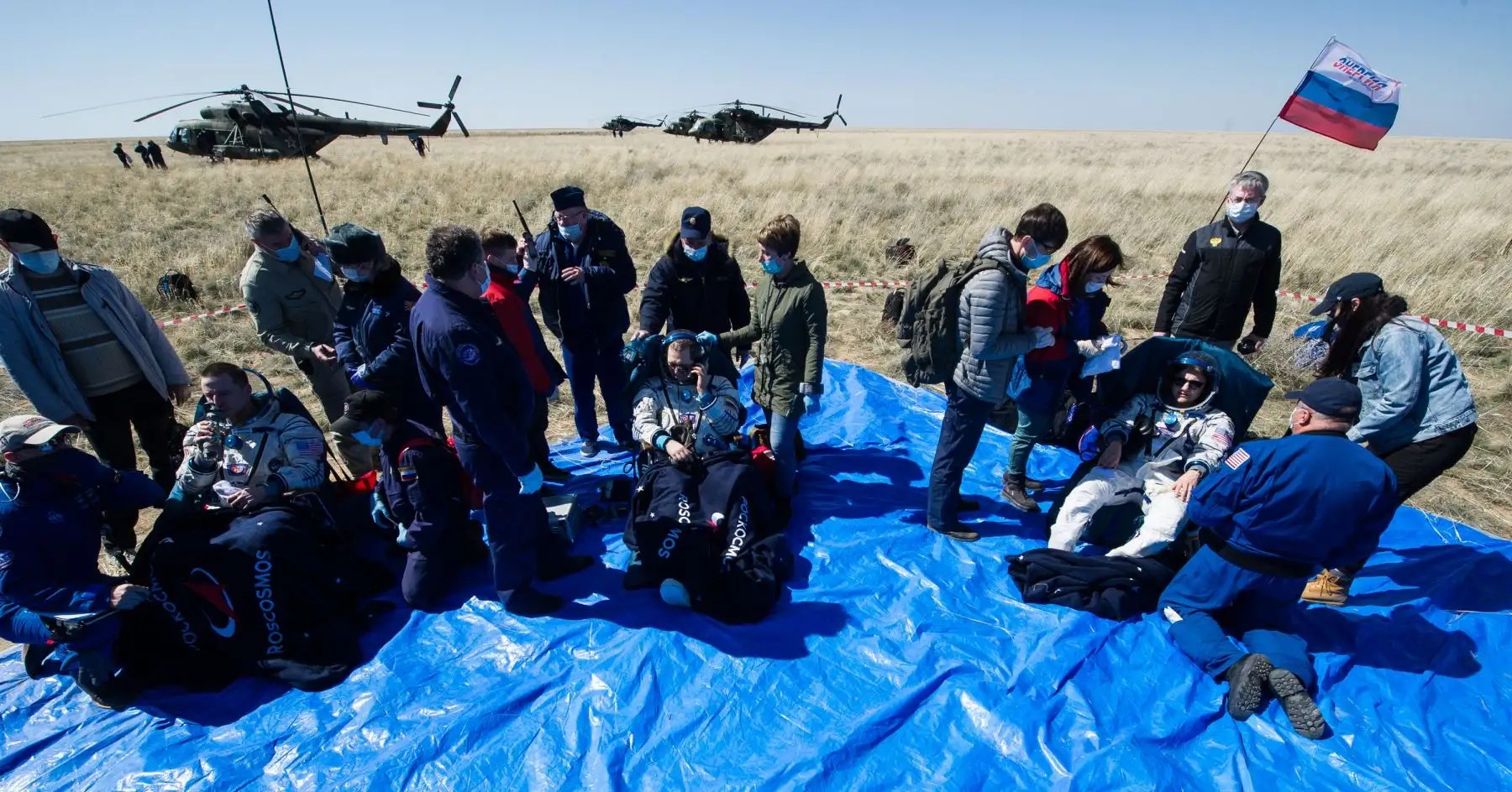 El cosmonauta ruso Oleg Skripochka (C) y los astronautas de la NASA Andrew Morgan (I) y Jessica Meir descansan poco después de aterrizar en un área remota fuera de la ciudad de Dzhezkazgan, Kazajstán. Foto: AFP