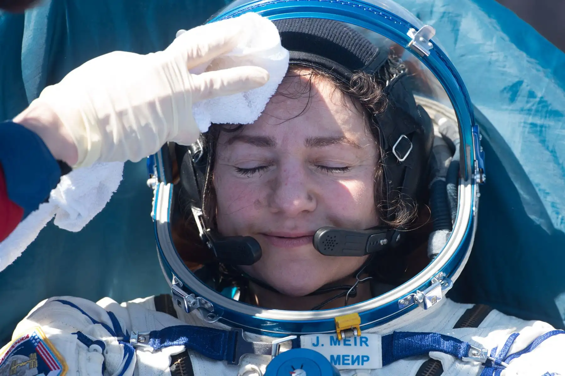 El astronauta de la NASA Jessica Meir descansa poco después de aterrizar en un área remota a las afueras de la ciudad de Dzhezkazgan, Kazajstán. Foto: AFP