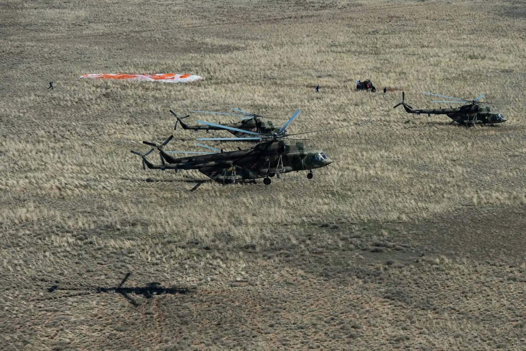 Un equipo de búsqueda y rescate se acerca a la cápsula Soyuz MS-15 que transporta a la tripulación de la estación espacial internacional (ISS) del cosmonauta ruso Oleg Skripochka y los astronautas de la NASA Andrew Morgan y Jessica Meir, después de aterrizar en un área remota a las afueras de la ciudad de Dzhezkazgan. Foto: AFP
