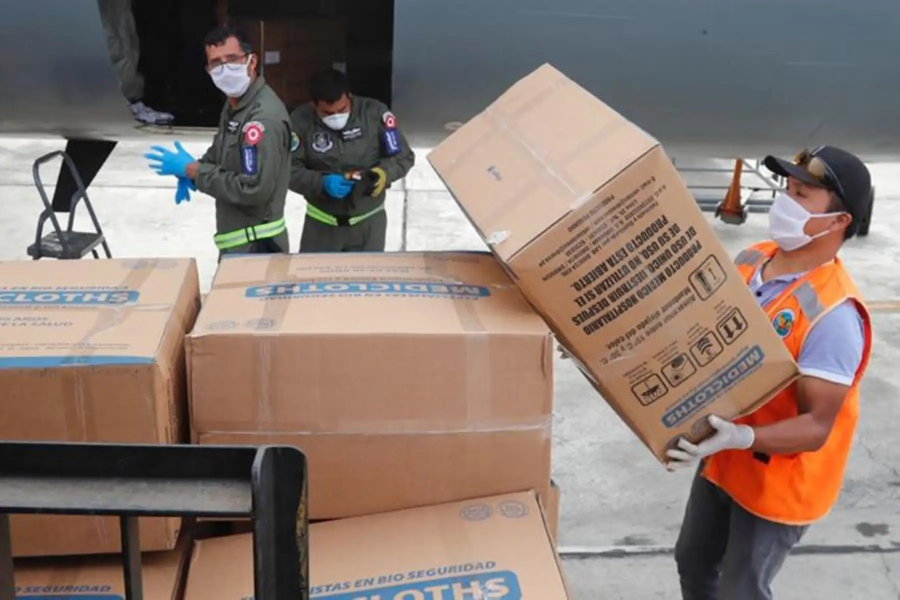 Ministerio de Vivienda, entrega 60 cajas que contienen 104,000 piezas de equipo de protección personal para los trabajadores de salud en Piura. Foto: ANDINA/@viviendaperu