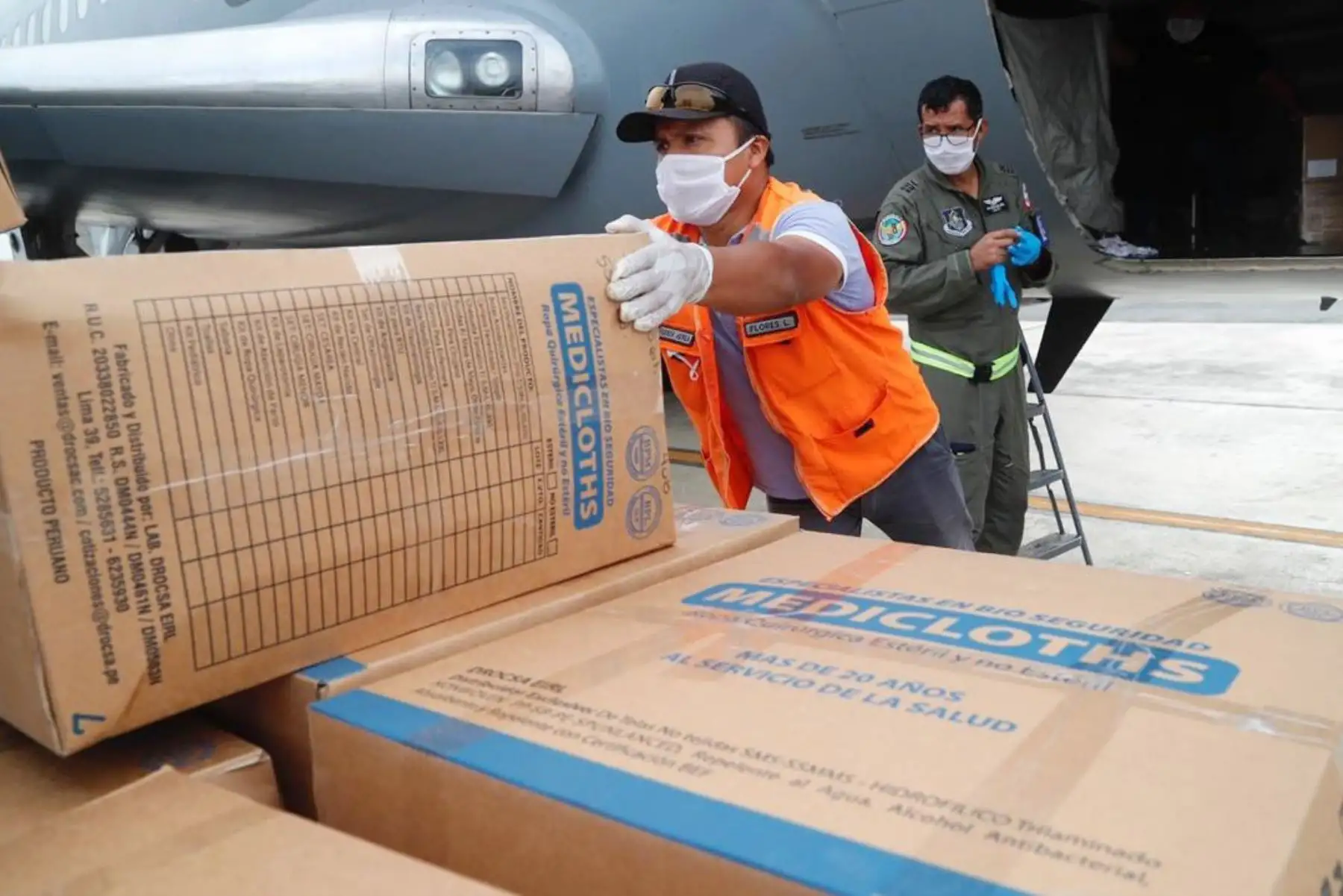 Ministerio de Vivienda, entrega 60 cajas que contienen 104,000 piezas de equipo de protección personal para los trabajadores de salud en Piura. Foto: ANDINA/@viviendaperu