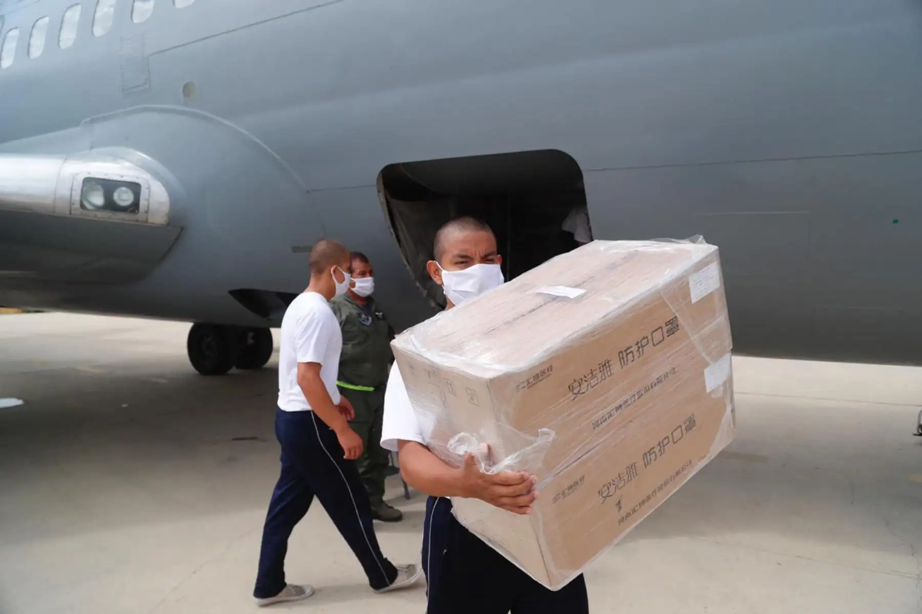 Los equipos de protección para el personal médico acaban de llegar a Piura. Son más de 28 mil mascarillas de tres pliegues, 10 mil mascarillas N95, entre otros, que el ministro, Rodolfo Yañez W. entrega al gobernador Servando García.  Foto: ANDINA/@viviendaperu