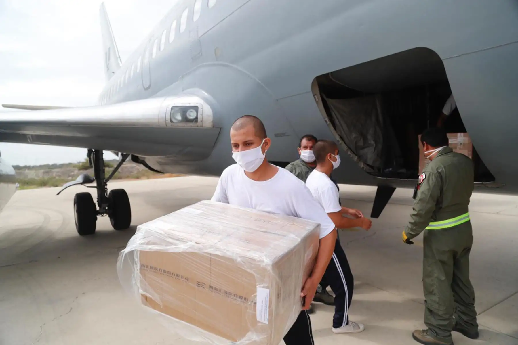 Los equipos de protección para el personal médico acaban de llegar a Piura. Son más de 28 mil mascarillas de tres pliegues, 10 mil mascarillas N95, entre otros, que el ministro, Rodolfo Yañez W. entrega al gobernador Servando García.  Foto: ANDINA/@viviendaperu