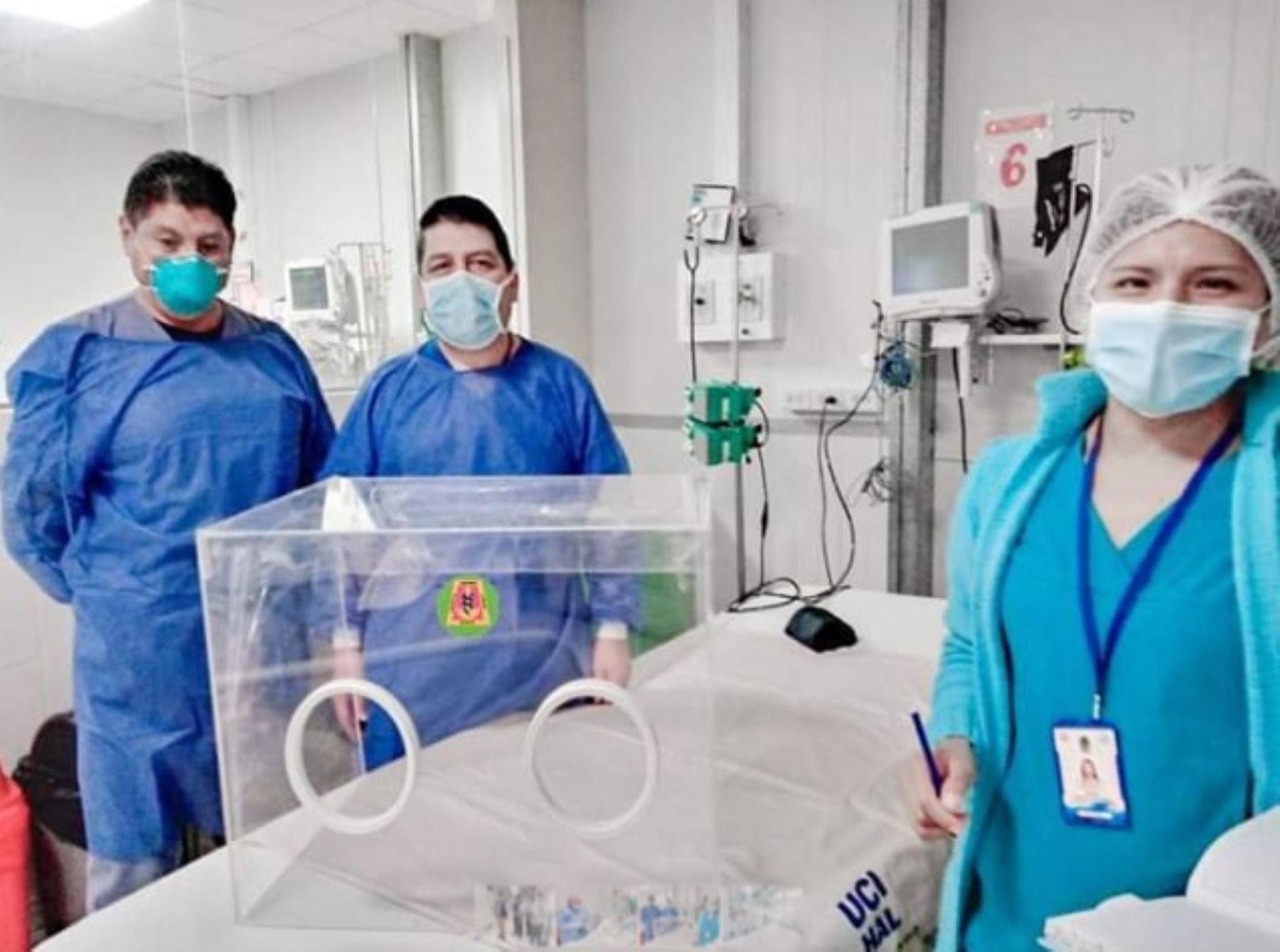 Médicos del hospital Antonio Lorena del Cusco crearon un prototipo de cámaras acrílicas para la hospitalización de pacientes críticos con covid-19 que requieran de intubación endotraqueal, en la unidad de cuidados intensivos, emergencia, traumashock y centro quirúrgico.