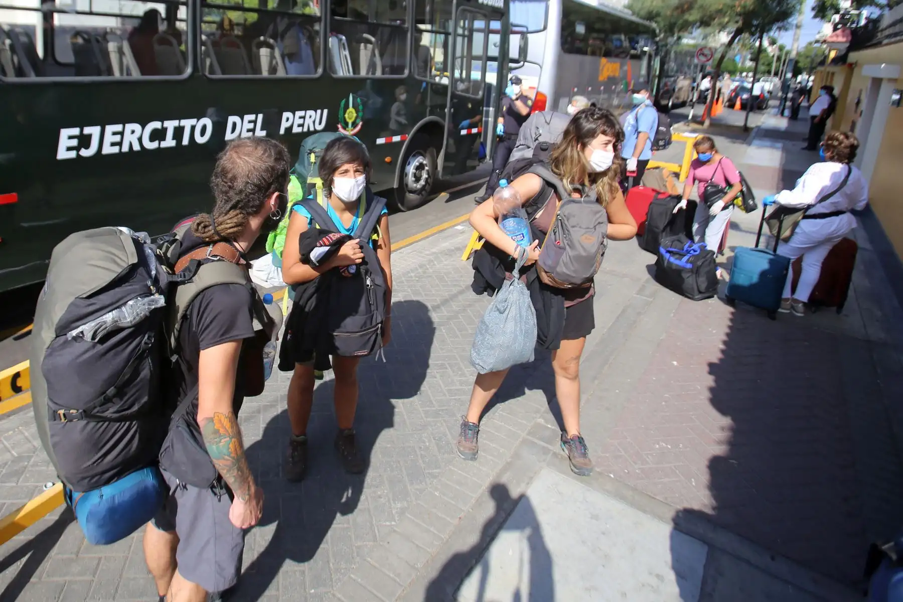 Españoles varados en Perú, por el cierre de fronteras debido al coronavirus COVID-19, parten repatriados con destino a su país. Foto: Cortesía/ César García