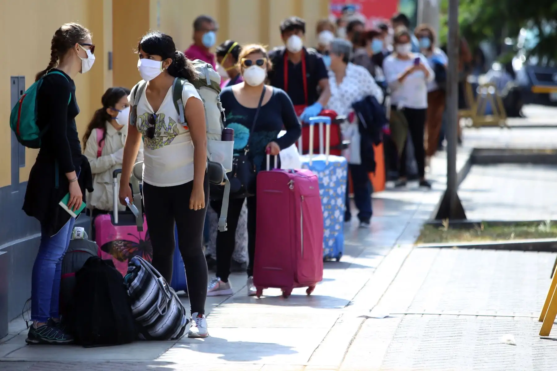 Españoles varados en Perú, por el cierre de fronteras debido al coronavirus COVID-19, parten repatriados con destino a su país. Foto: Cortesía/ César García