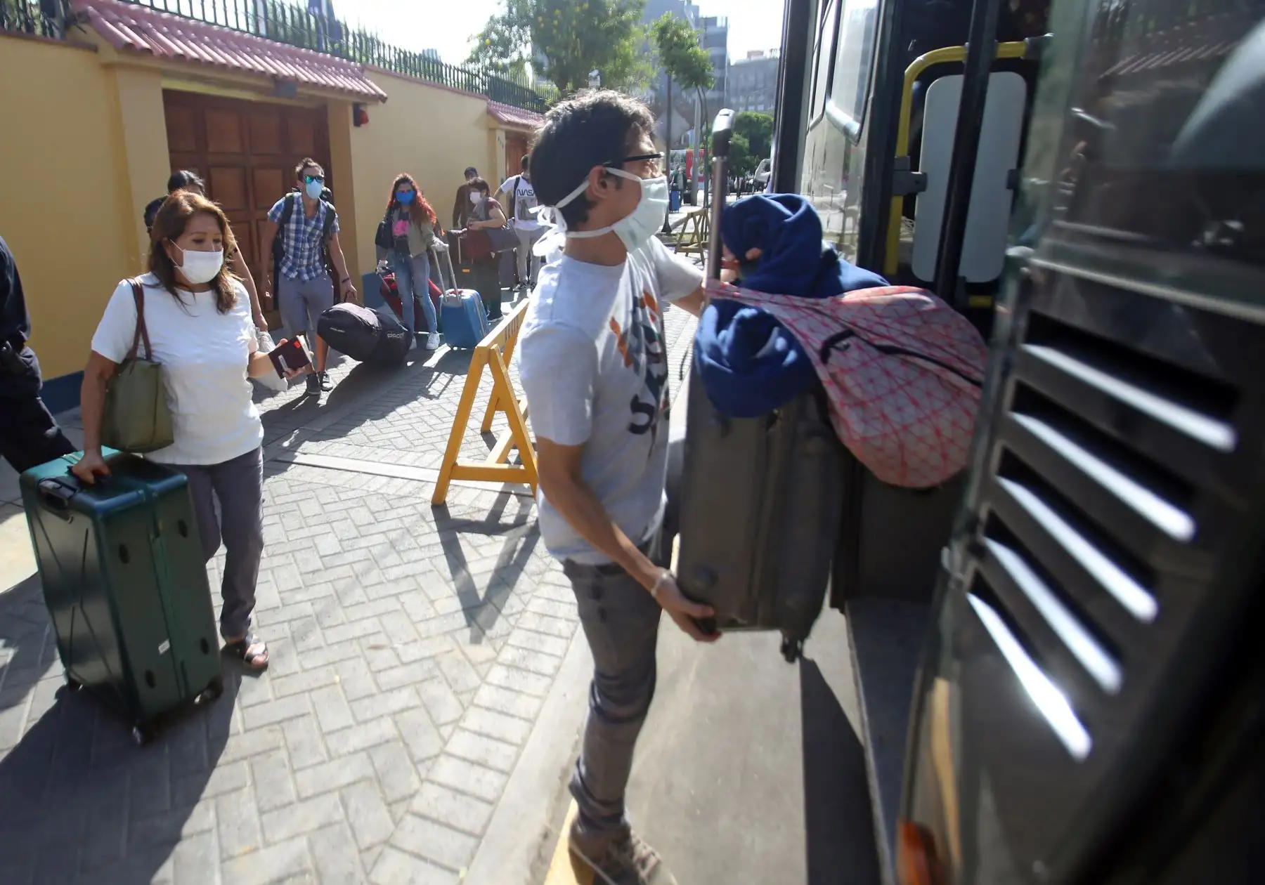 Españoles varados en Perú, por el cierre de fronteras debido al coronavirus COVID-19, parten repatriados con destino a su país. Foto: Cortesía/ César García