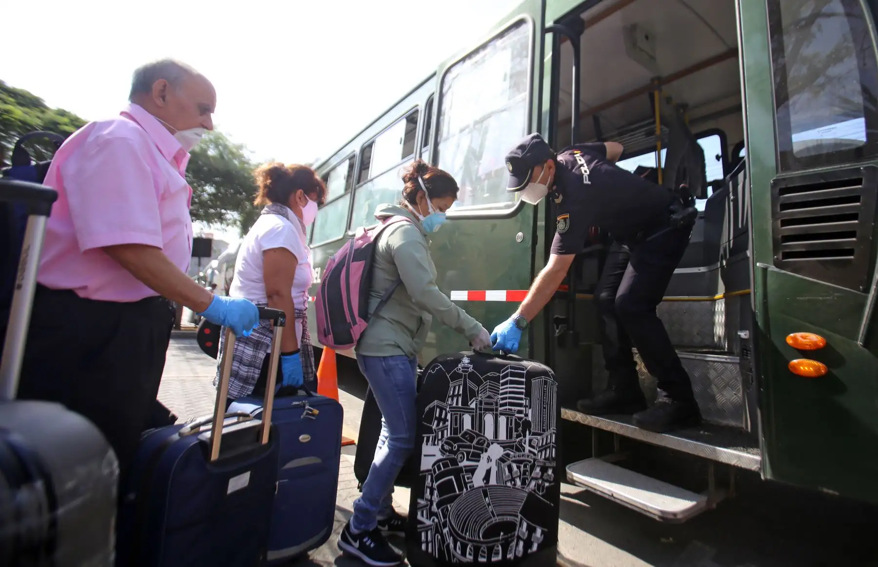 Españoles varados en Perú, por el cierre de fronteras debido al coronavirus COVID-19, parten repatriados con destino a su país. Foto: Cortesía/ César García