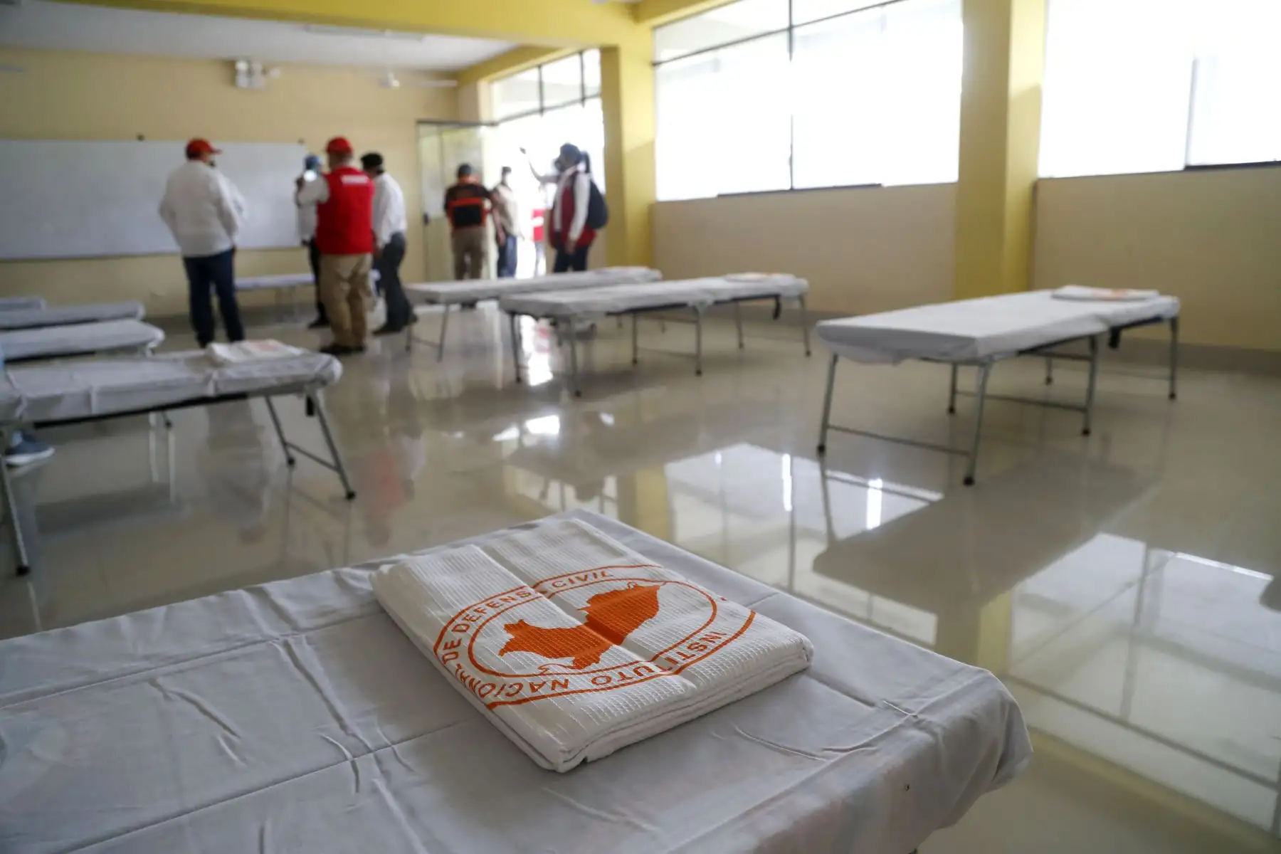 Los equipos de protección para el personal médico acaban de llegar a Piura. Son más de 28 mil mascarillas de tres pliegues, 10 mil mascarillas N95, entre otros, que el ministro, Rodolfo Yañez W. entrega al gobernador Servando García. Foto: ANDINA/@viviendaperu