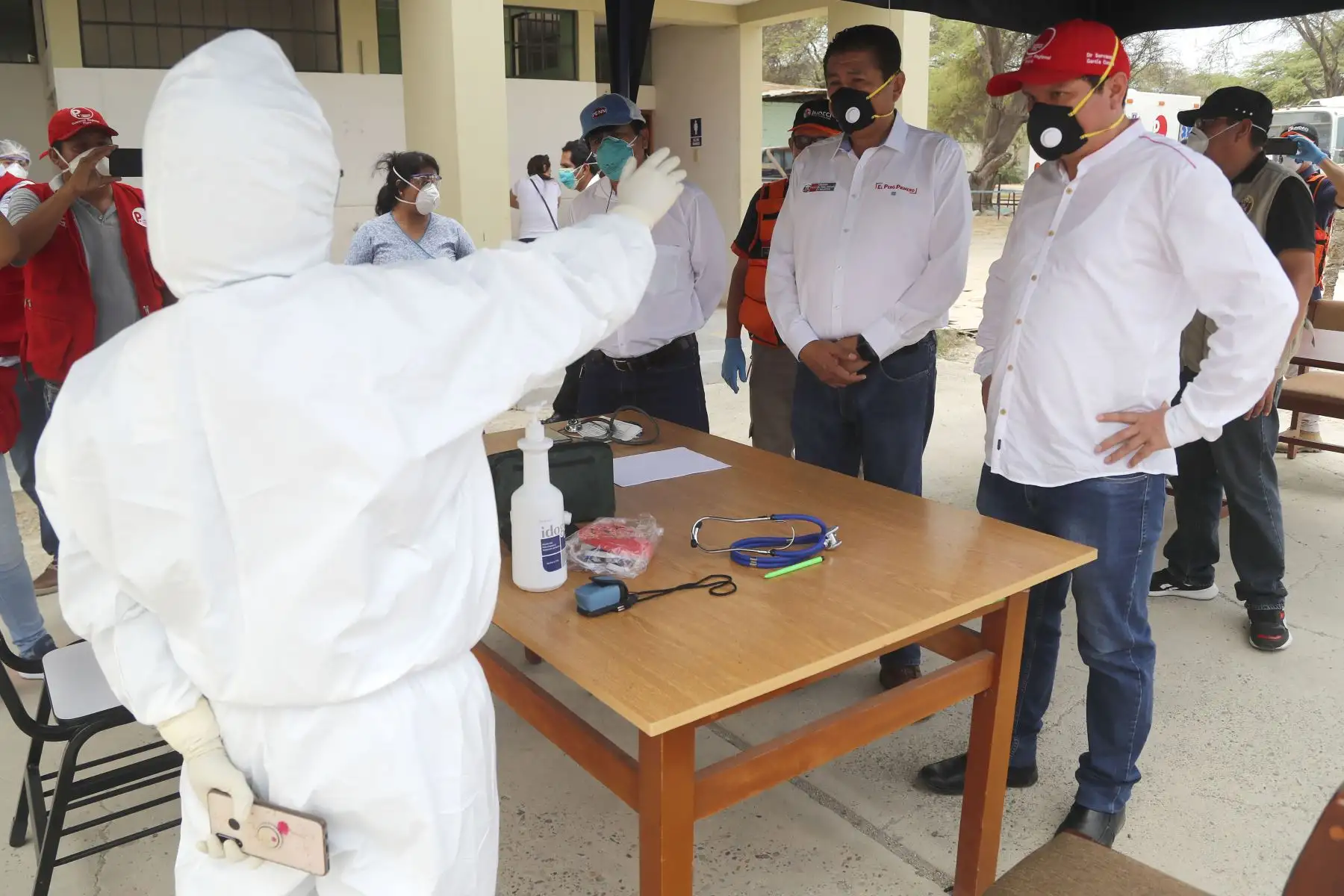 El ministro de Vivienda Rodolfo Yáñez, entregó en Piura  un lote de más de 100,000 piezas de equipo de protección personal adquiridas por el Gobierno Regional de Piura para el  personal capacitado que  están atiendo casos de covi-19.Foto:ANDINA/Foto: ANDINA/@viviendaperu