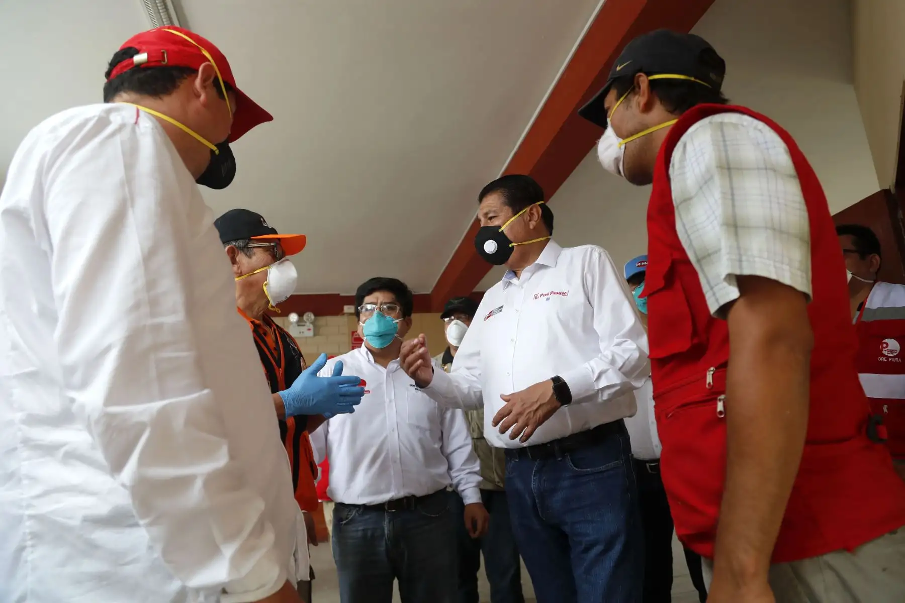 El ministro de Vivienda Rodolfo Yáñez, entregó en Piura  un lote de más de 100,000 piezas de equipo de protección personal adquiridas por el Gobierno Regional de Piura para el  personal capacitado que  están atiendo casos de covi-19.Foto:ANDINA/Foto: ANDINA/@viviendaperu