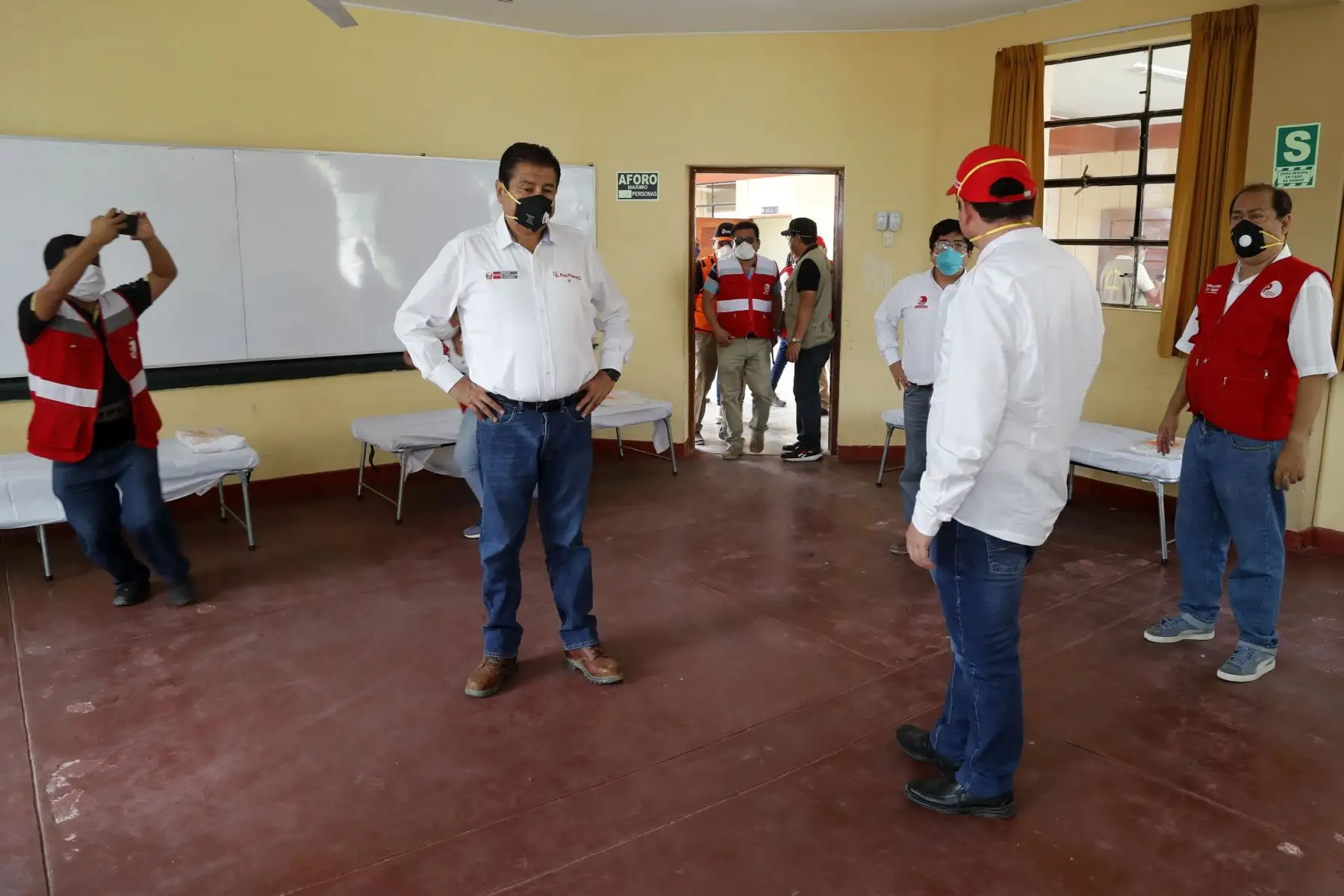 El ministro de Vivienda Rodolfo Yáñez, entregó en Piura  un lote de más de 100,000 piezas de equipo de protección personal adquiridas por el Gobierno Regional de Piura para el  personal capacitado que  están atiendo casos de covi-19.Foto:ANDINA/Foto: ANDINA/@viviendaperu