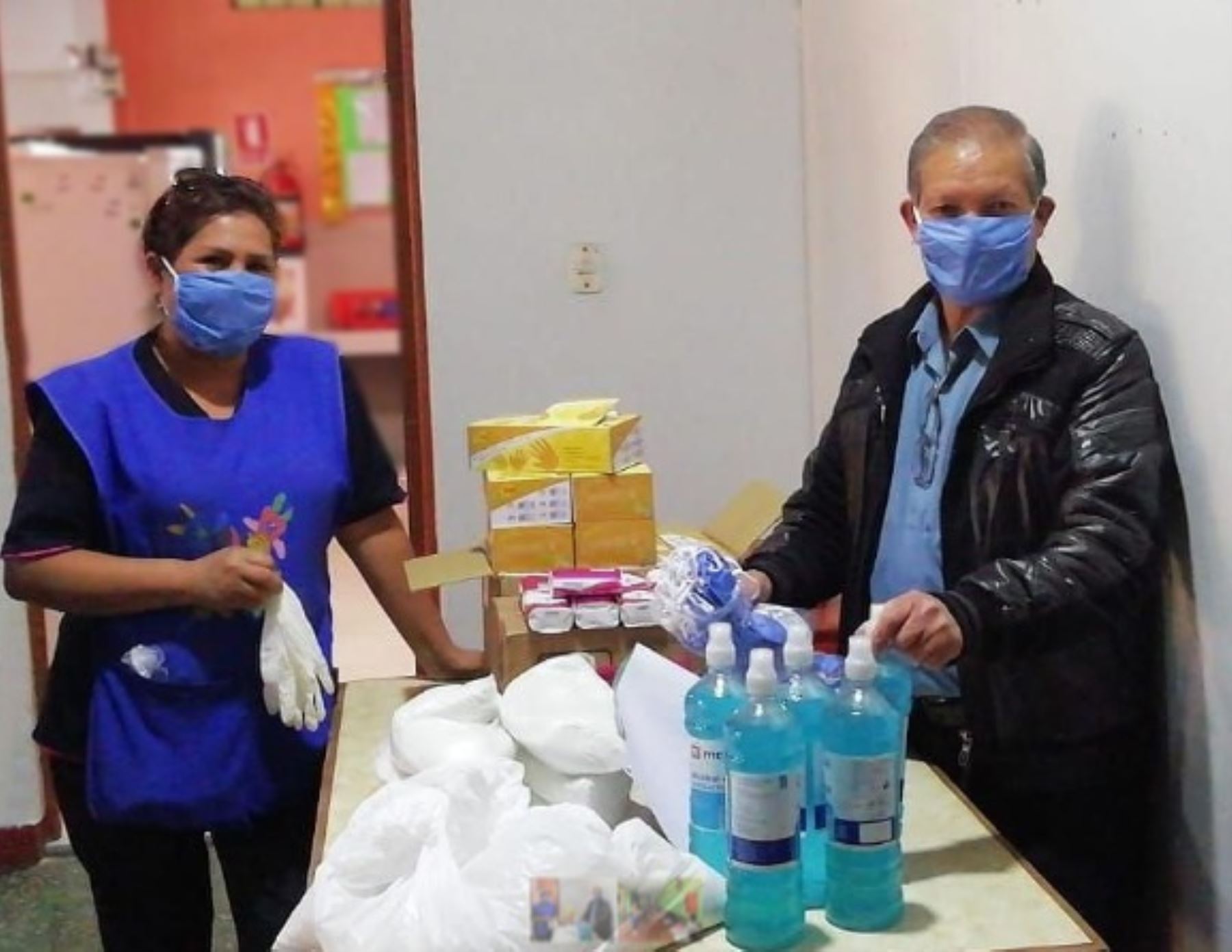 Mascarillas, guantes de látex, hipoclorito y alcohol gel forman parte de la donación que el Comité Internacional de la Cruz Roja (CICR) en Perú entregó al Centro de Acogida Residencial (CAR) Urpi, del Ministerio de la Mujer y Poblaciones Vulnerables (Mimp), en la región Ayacucho.