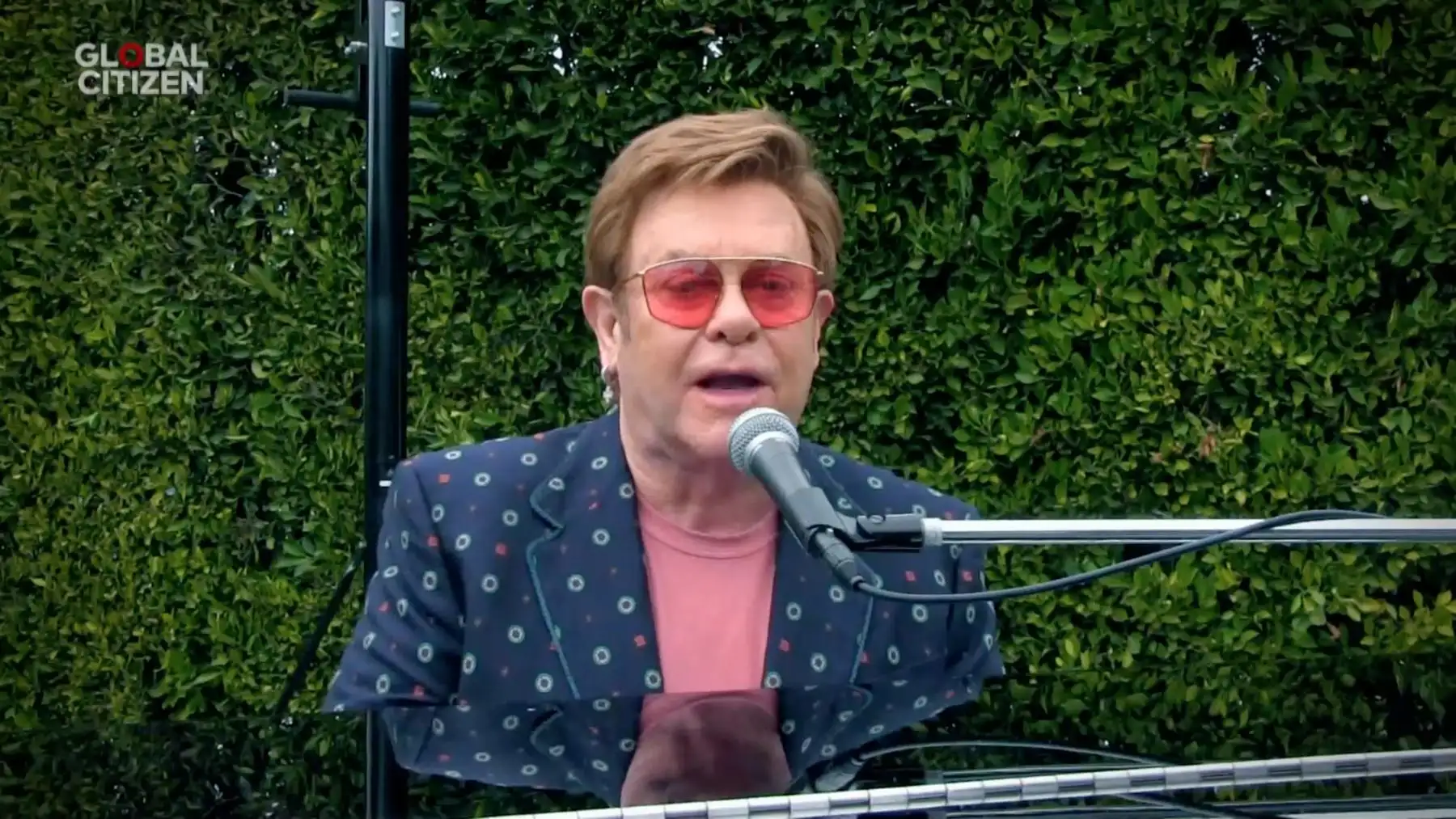 Elton John se presenta durante el concierto virtual "One World: Together At Home" presentado por Global Citizen. La transmisión global y el especial digital se realizó para apoyar a los trabajadores de atención médica de primera línea y al Fondo de Respuesta Solidaria al COVID-19 para la Organización Mundial de la Salud, impulsado por la Fundación de las Naciones Unidas. Foto: AFP