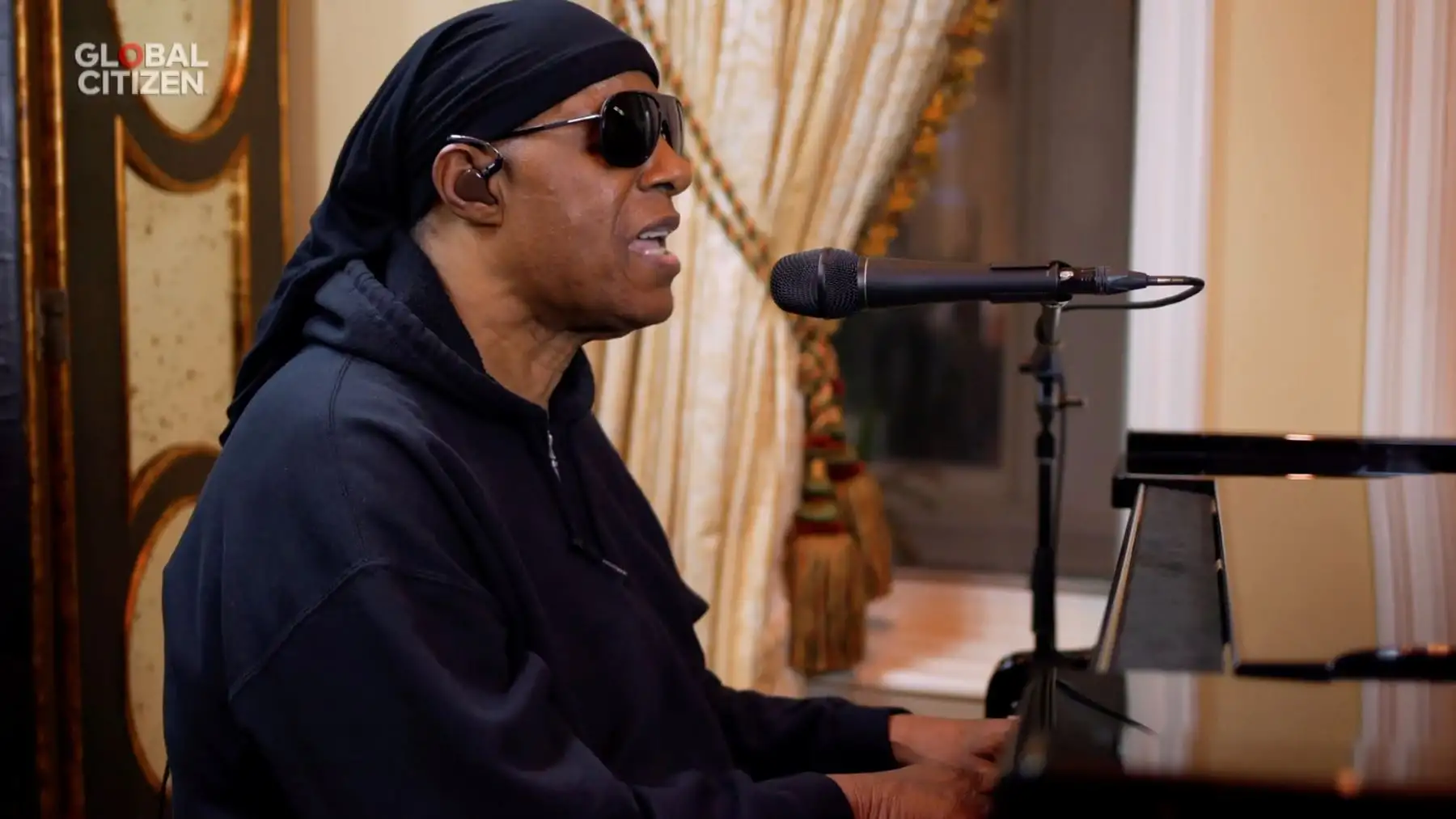 Stevie Wonder se presenta durante el concierto virtual "One World: Together At Home" presentado por Global Citizen. La transmisión global y el especial digital se realizó para apoyar a los trabajadores de atención médica de primera línea y al Fondo de Respuesta Solidaria al COVID-19 para la Organización Mundial de la Salud, impulsado por la Fundación de las Naciones Unidas. Foto: AFP