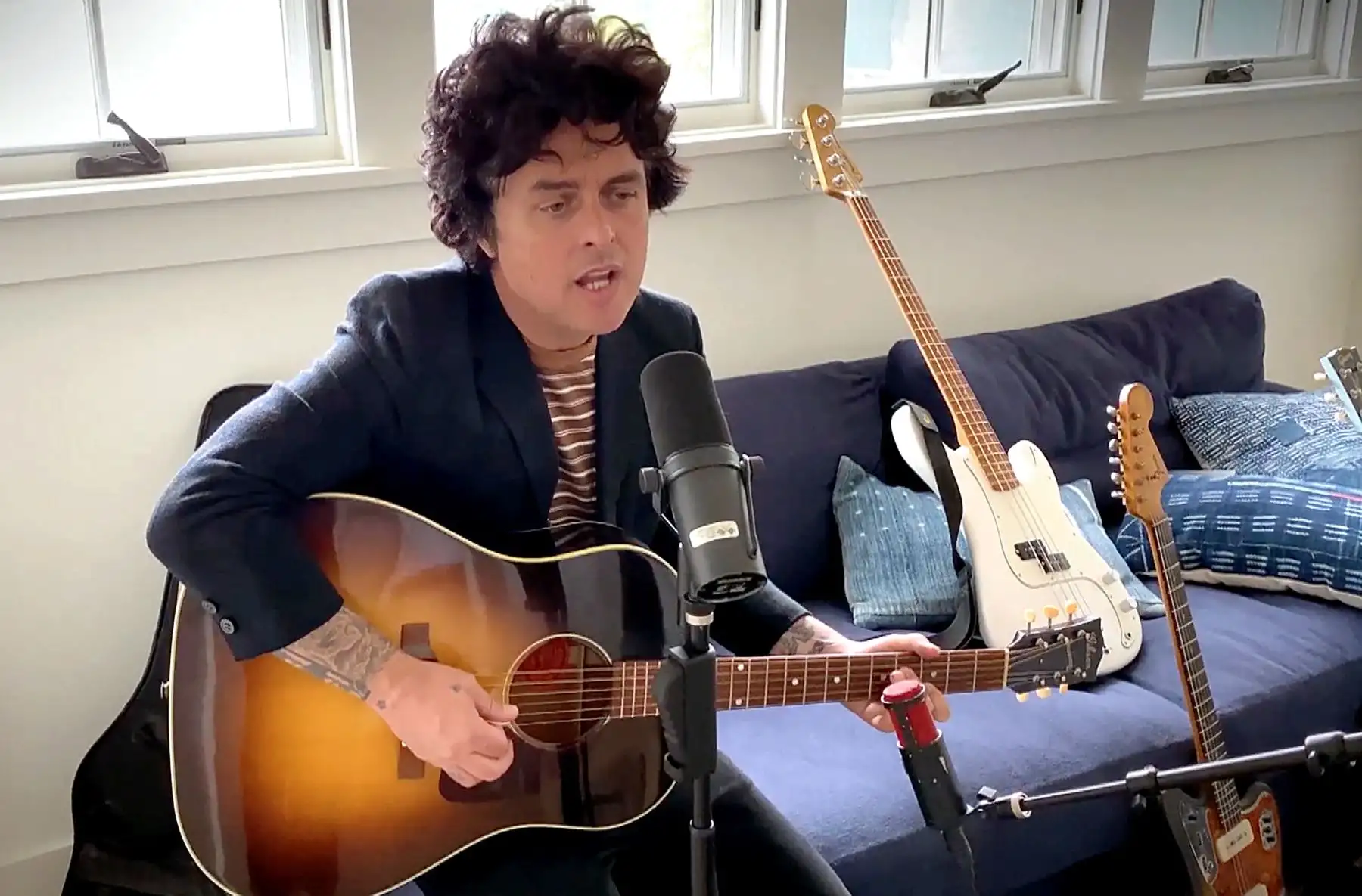 Billie Joe Armstrong se presenta durante el concierto virtual "One World: Together At Home" presentado por Global Citizen. La transmisión global y el especial digital se realizó para apoyar a los trabajadores de atención médica de primera línea y al Fondo de Respuesta Solidaria al COVID-19 para la Organización Mundial de la Salud, impulsado por la Fundación de las Naciones Unidas. Foto: AFP