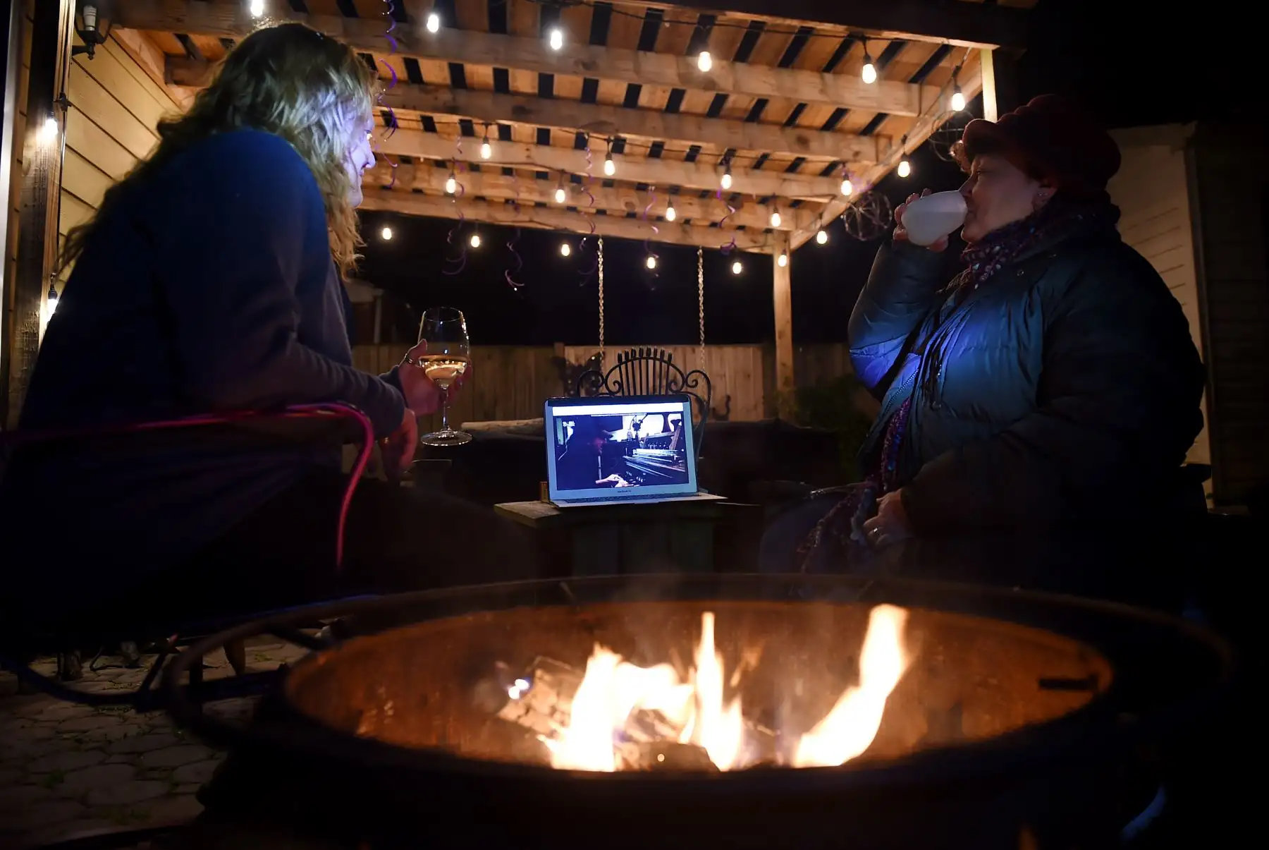 Ciudadanos de todas partes del mundo que se encuentran en cuarentena disfrutan del concierto virtual "One World: Together At Home" presentado por Global Citizen. La transmisión global y el especial digital se realizó para apoyar a los trabajadores de atención médica de primera línea y al Fondo de Respuesta Solidaria al COVID-19 para la Organización Mundial de la Salud, impulsado por la Fundación de las Naciones Unidas. Foto: AFP