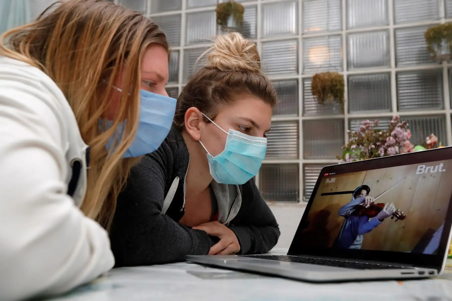 Ciudadanos de todas partes del mundo que se encuentran en cuarentena disfrutan del concierto virtual "One World: Together At Home" presentado por Global Citizen. La transmisión global y el especial digital se realizó para apoyar a los trabajadores de atención médica de primera línea y al Fondo de Respuesta Solidaria al COVID-19 para la Organización Mundial de la Salud, impulsado por la Fundación de las Naciones Unidas. Foto: EFE