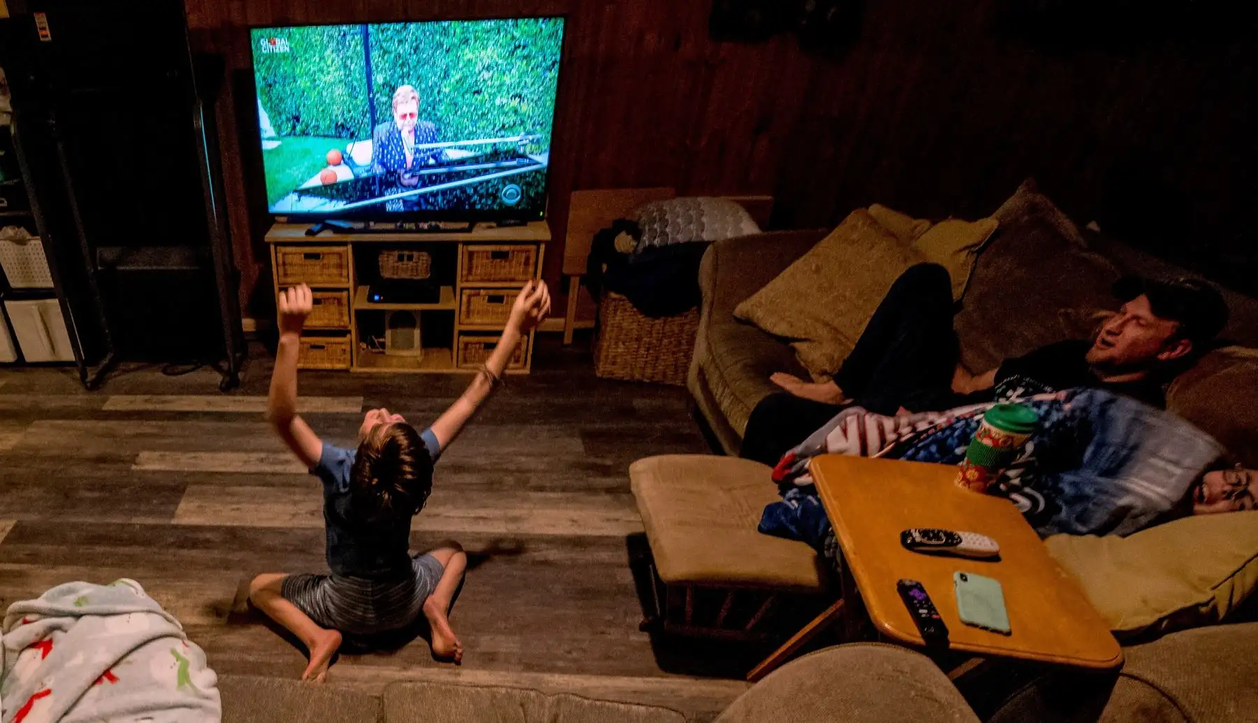 Ciudadanos de todas partes del mundo que se encuentran en cuarentena disfrutan del concierto virtual "One World: Together At Home" presentado por Global Citizen. La transmisión global y el especial digital se realizó para apoyar a los trabajadores de atención médica de primera línea y al Fondo de Respuesta Solidaria al COVID-19 para la Organización Mundial de la Salud, impulsado por la Fundación de las Naciones Unidas. Foto: EFE