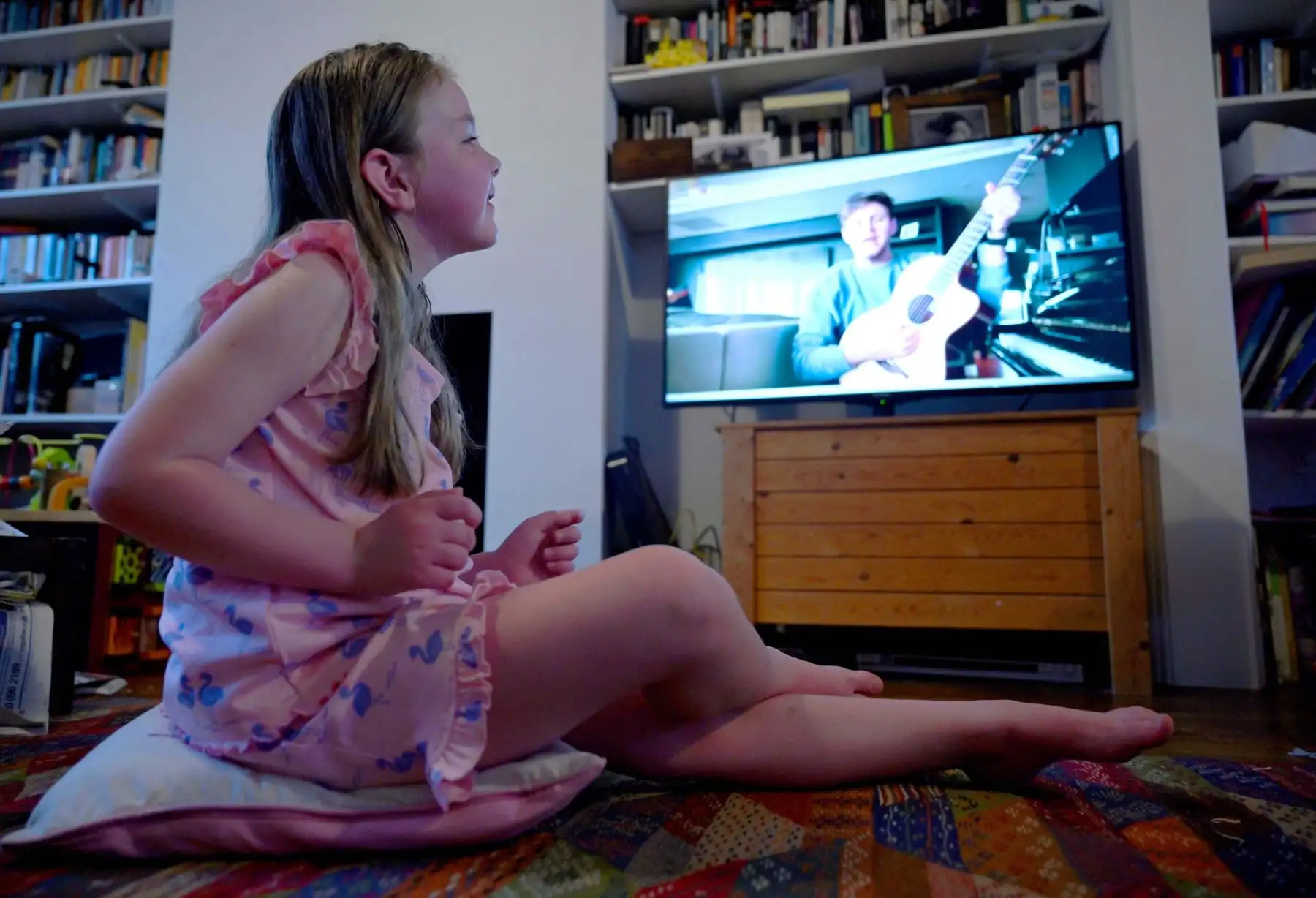 Ciudadanos de todas partes del mundo que se encuentran en cuarentena disfrutan del concierto virtual "One World: Together At Home" presentado por Global Citizen. La transmisión global y el especial digital se realizó para apoyar a los trabajadores de atención médica de primera línea y al Fondo de Respuesta Solidaria al COVID-19 para la Organización Mundial de la Salud, impulsado por la Fundación de las Naciones Unidas. Foto: EFE