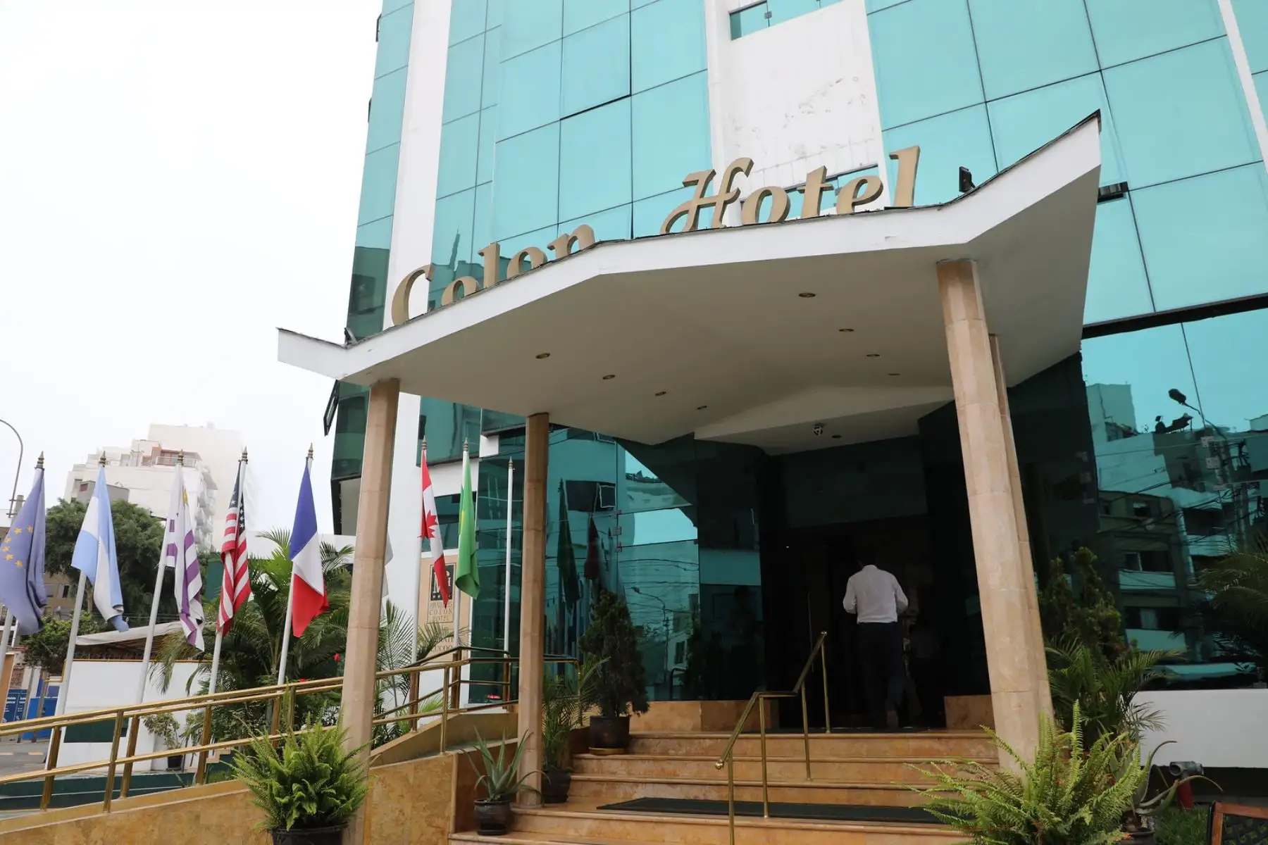 El ministro de Comercio Exterior y Turismo, Edgar Vásquez inspecióno los hoteles, donde ciudadanos peruanos y extranjeros acatan cuarentena, con las distintas medidas de seguridad contra el covid-19. Foto:ANDINA/Mincetur