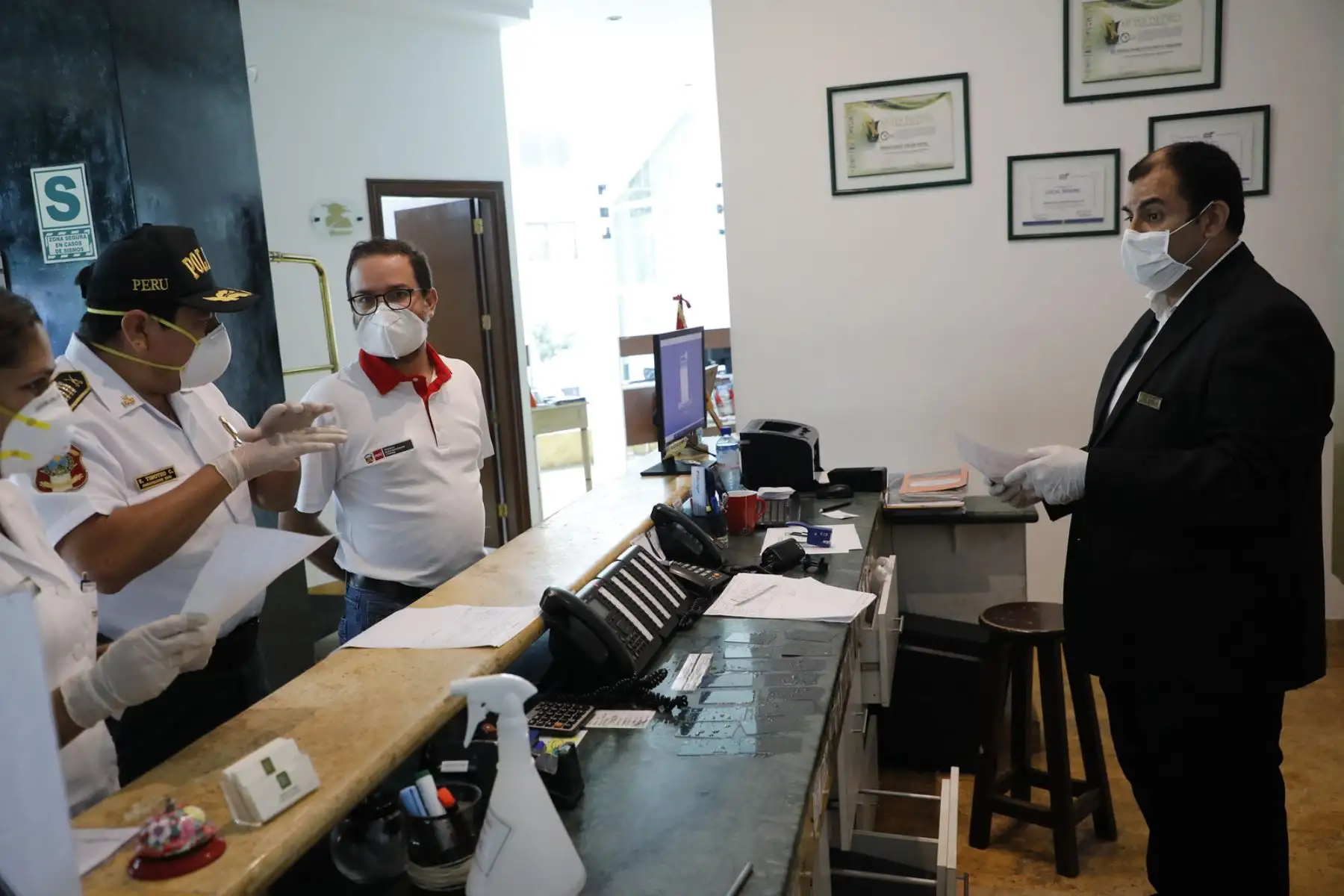 El ministro de Comercio Exterior y Turismo, Edgar Vásquez inspecióno los hoteles, donde ciudadanos peruanos y extranjeros acatan cuarentena, con las distintas medidas de seguridad contra el covid-19. Foto:ANDINA/Mincetur