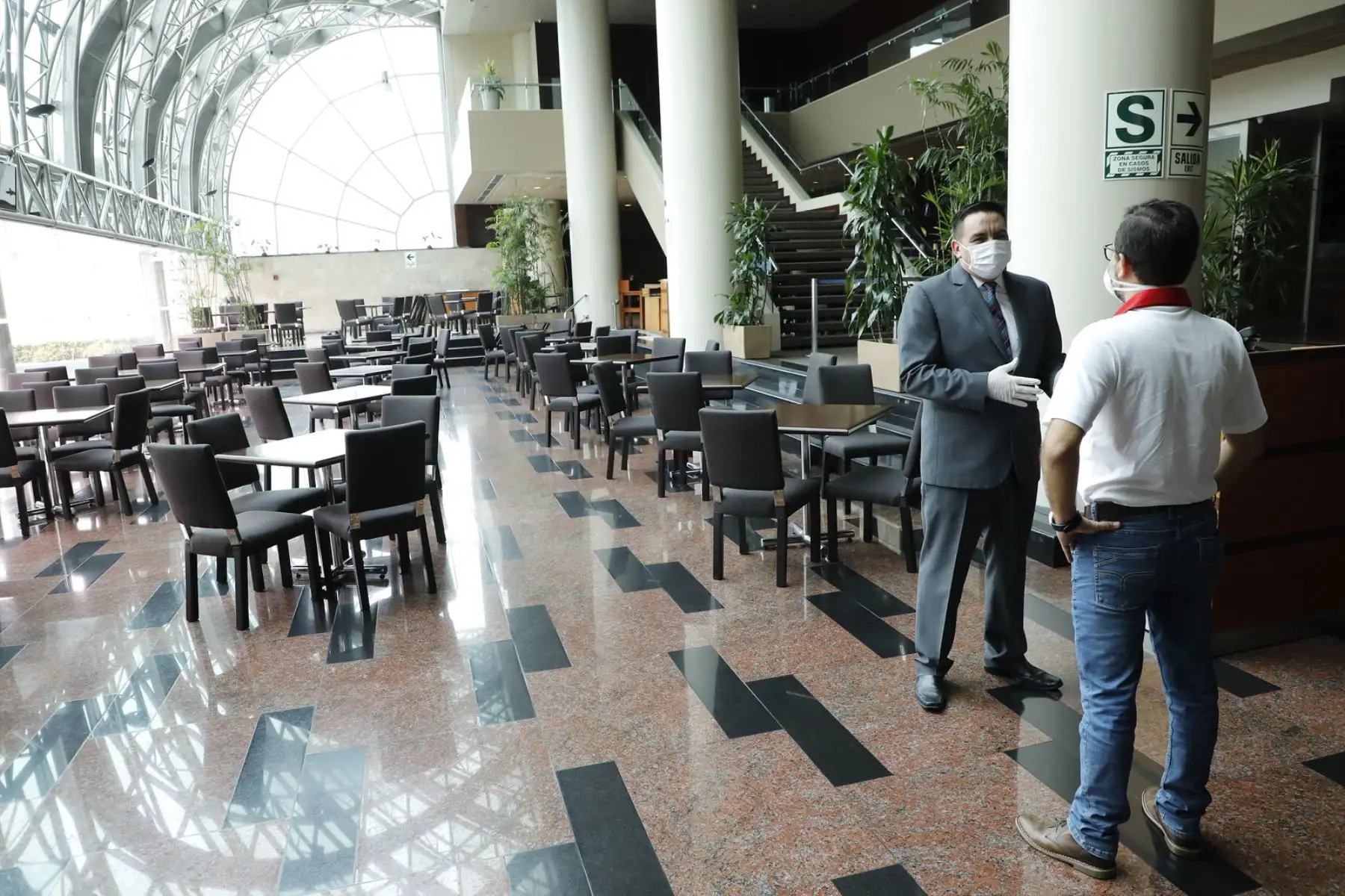 El ministro de Comercio Exterior y Turismo, Edgar Vásquez inspecióno los hoteles, donde ciudadanos peruanos y extranjeros acatan cuarentena, con las distintas medidas de seguridad contra el covid-19. Foto:ANDINA/Mincetur
