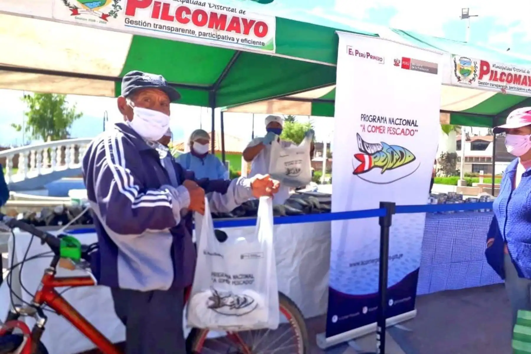 En Ayacucho y Junín promocionan trucha, jurel y bonito a precios de promoción, respetando las normas de salubridad como el uso de  mascarillas, guantes y distancia entre los asistentes. Foto: ANDINA/Ministerio de Producción