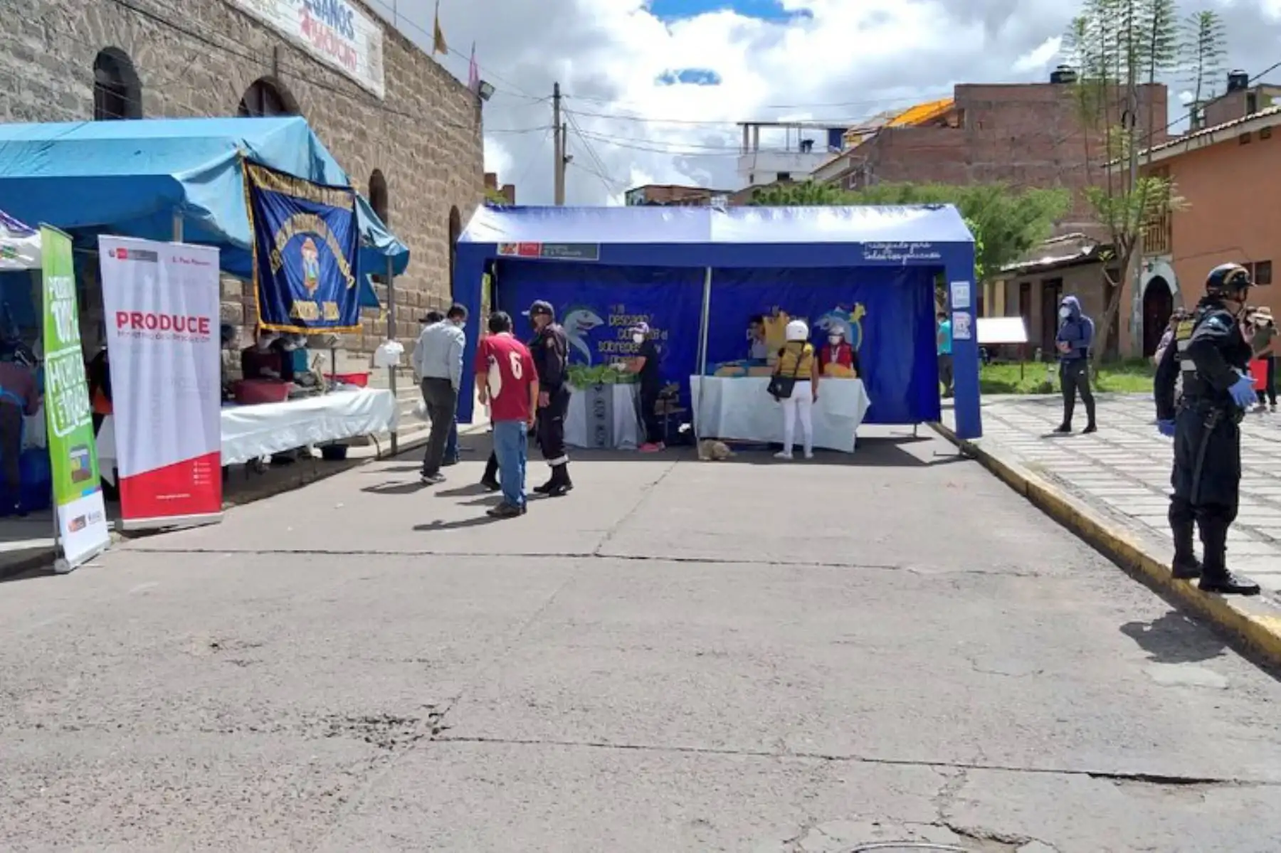 En Ayacucho y Junín promocionan trucha, jurel y bonito a precios de promoción, respetando las normas de salubridad como el uso de  mascarillas, guantes y distancia entre los asistentes. Foto: ANDINA/Ministerio de Producción