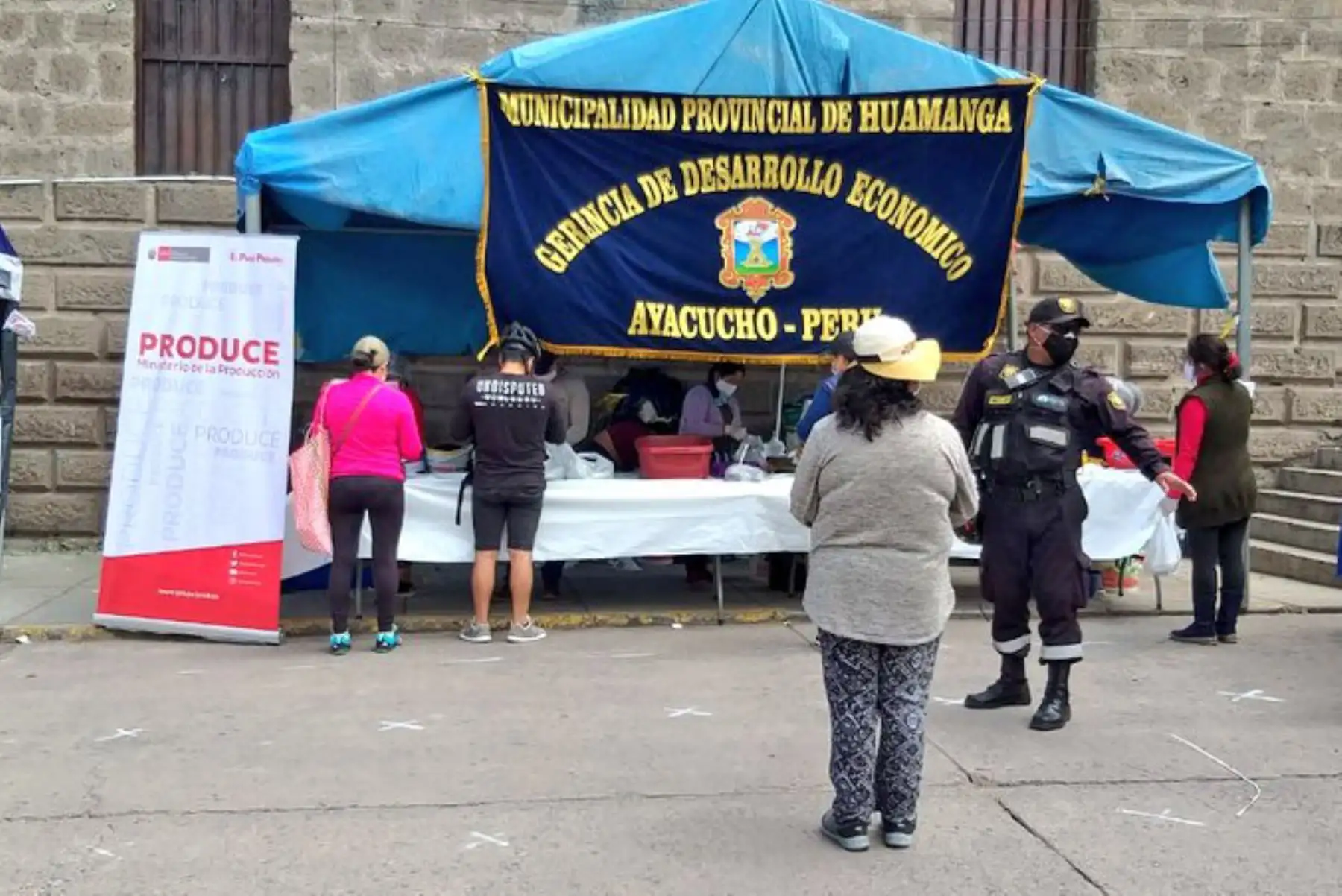 En Ayacucho y Junín promocionan trucha, jurel y bonito a precios de promoción, respetando las normas de salubridad como el uso de  mascarillas, guantes y distancia entre los asistentes. Foto: ANDINA/Ministerio de Producción