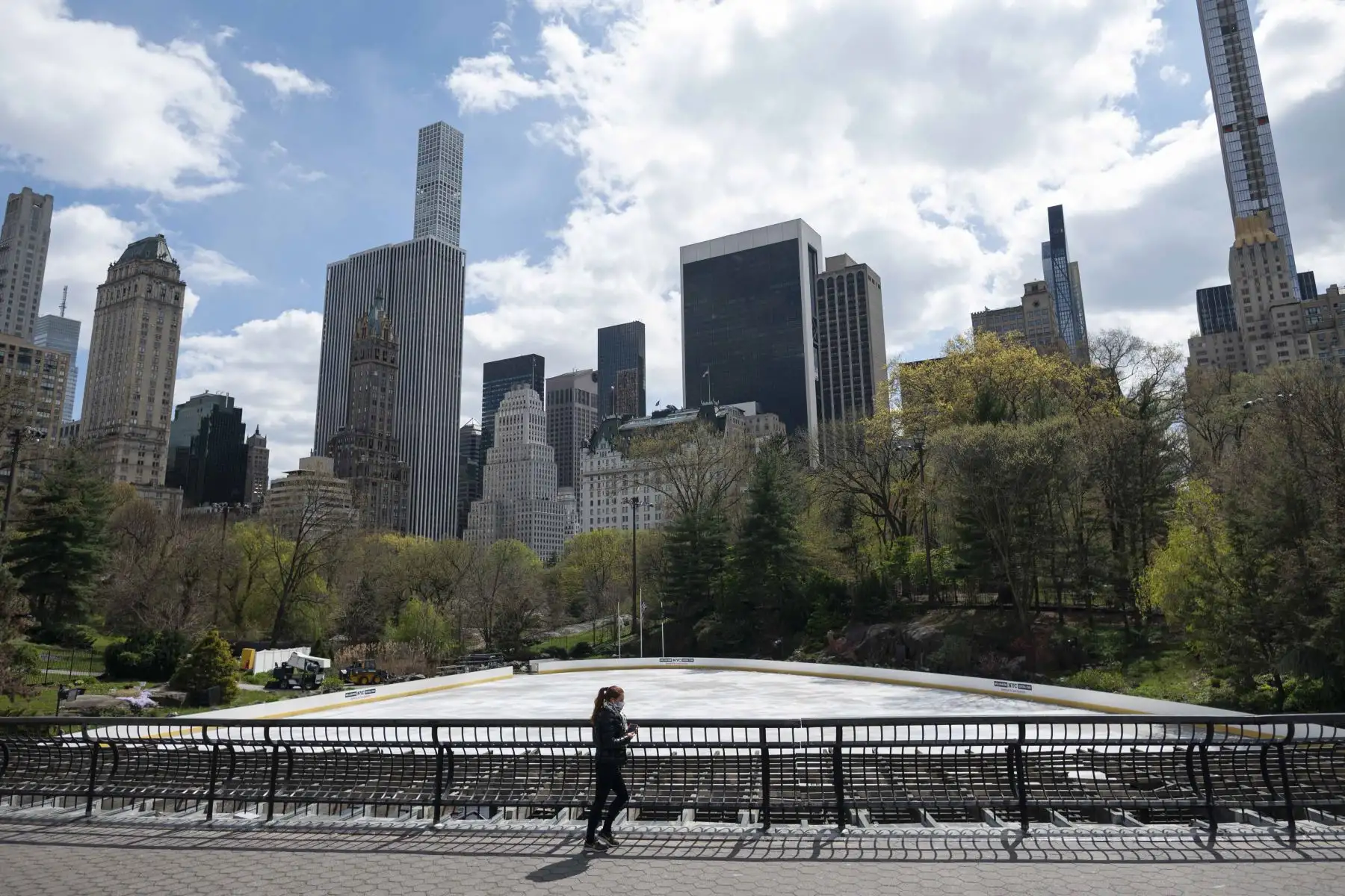 Una mujer con una máscara camina en el casi desierto Parque Central de Manhattan en la ciudad de Nueva York. Foto: AFP