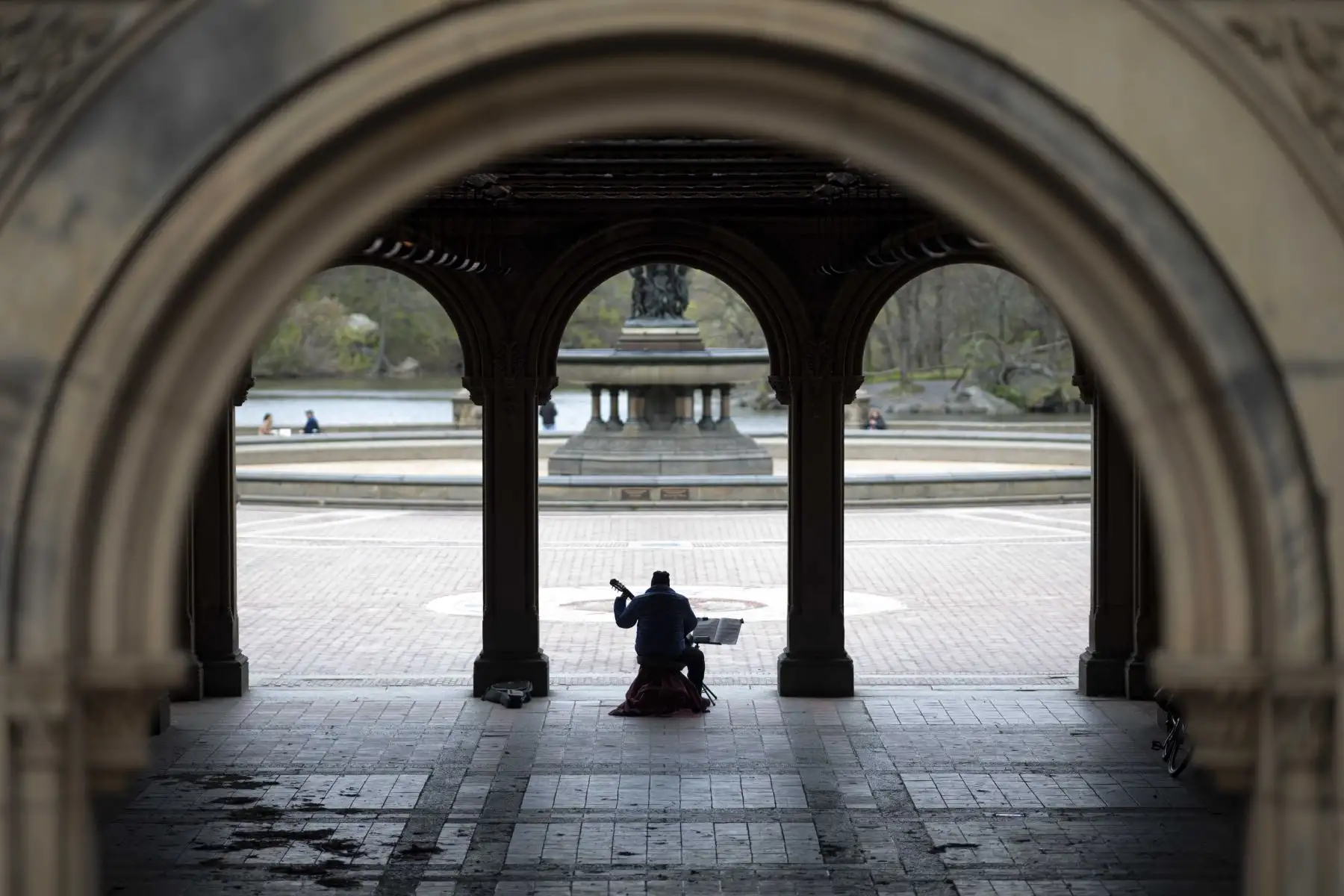 Un hombre toca la guitarra en el casi desierto Parque Central de Manhattan en la ciudad de Nueva York. Foto: AFP