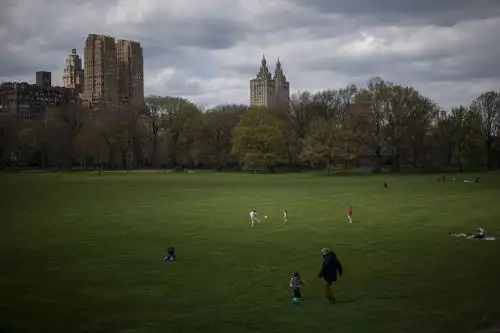 Un niño juega con una pelota en el casi desierto Parque Central de Manhattan en la ciudad de Nueva York. Foto: AFP