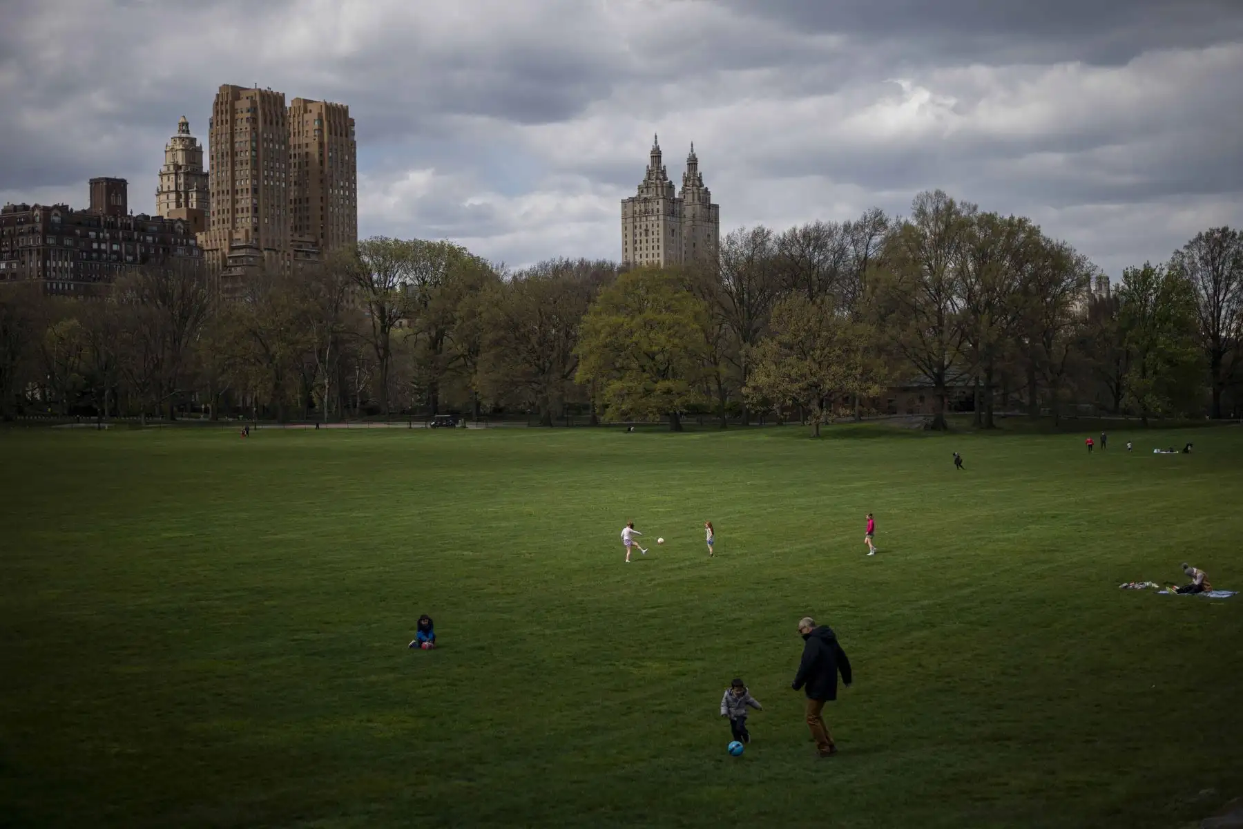 Un niño juega con una pelota  en el casi desierto Parque Central de Manhattan en la ciudad de Nueva York. Foto: AFP
