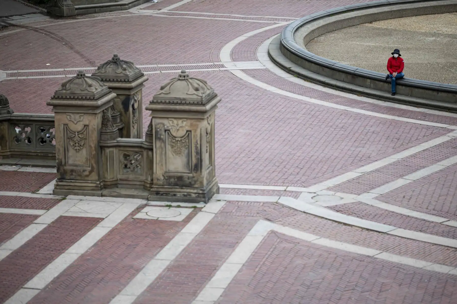 Una mujer usa una mascarilla en el casi desierto Parque Central de Manhattan en la ciudad de Nueva York. Foto: AFP