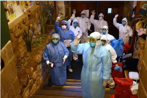 La gran delegación, que formó parte del primer vuelo humanitario de retorno, cumplió los protocolos establecidos de prevención y salud que dispuso el Gobierno Regional del Cusco y la Dirección Regional de Salud (Diresa).