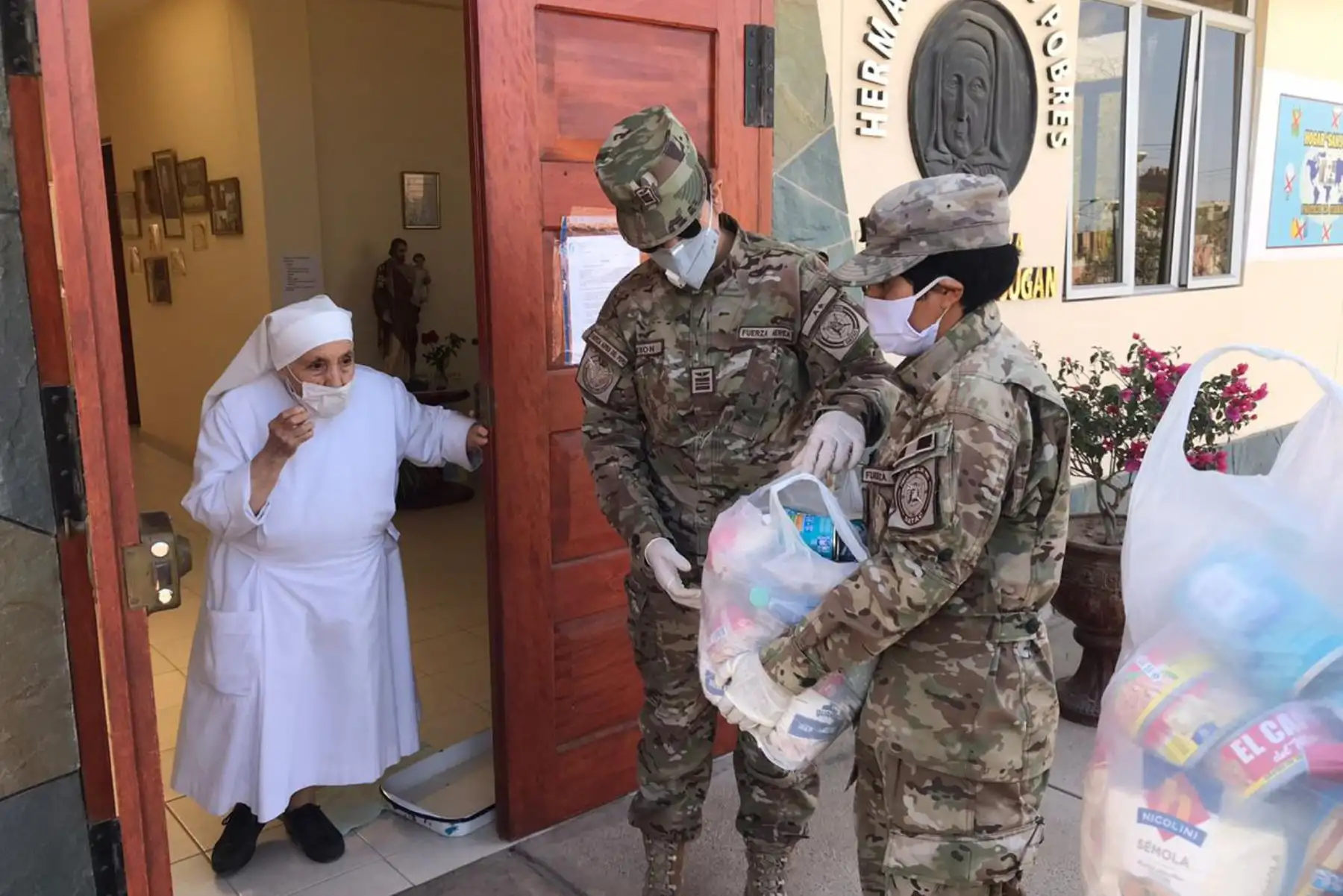 La Fuerza Aérea del Perú, quienes con sus propios recursos elaboraron y repartieron bolsas con víveres de primera necesidad para las familias más necesitadas en la ciudad de Tacna. Foto: ANDINA/FAP