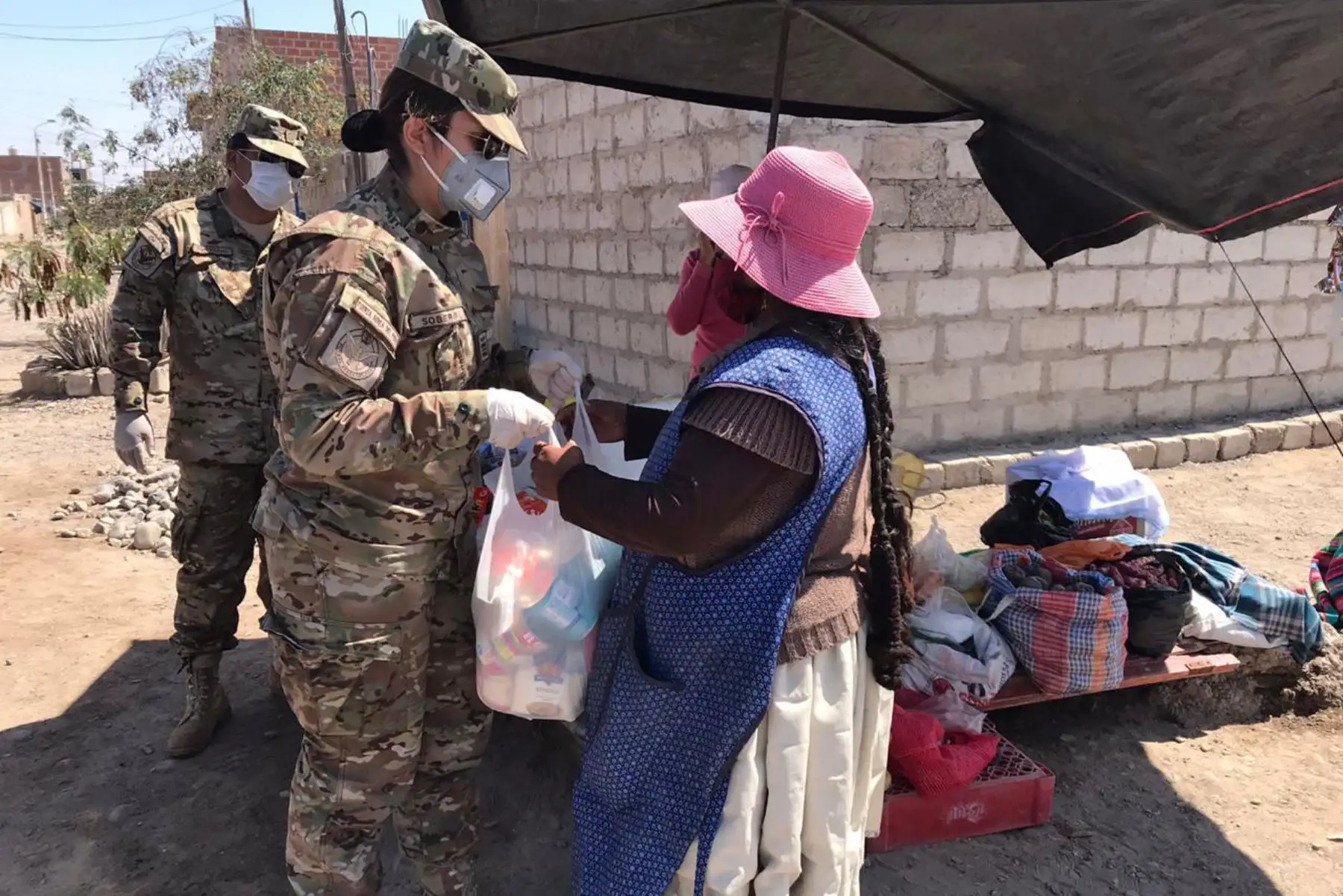 La Fuerza Aérea del Perú, quienes con sus propios recursos elaboraron y repartieron bolsas con víveres de primera necesidad para las familias más necesitadas en la ciudad de Tacna. Foto: ANDINA/FAP