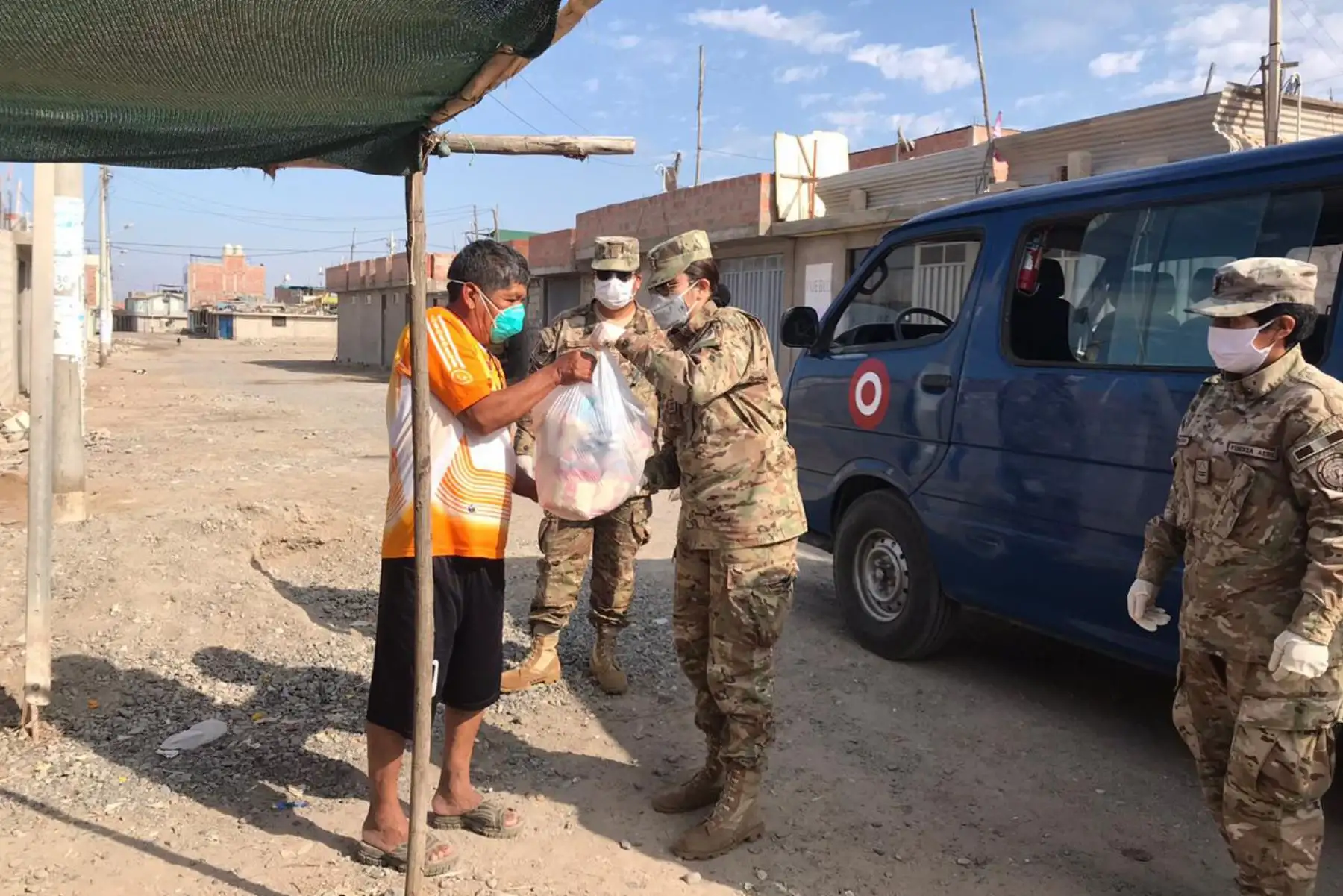 La Fuerza Aérea del Perú, quienes con sus propios recursos elaboraron y repartieron bolsas con víveres de primera necesidad para las familias más necesitadas en la ciudad de Tacna. Foto: ANDINA/FAP